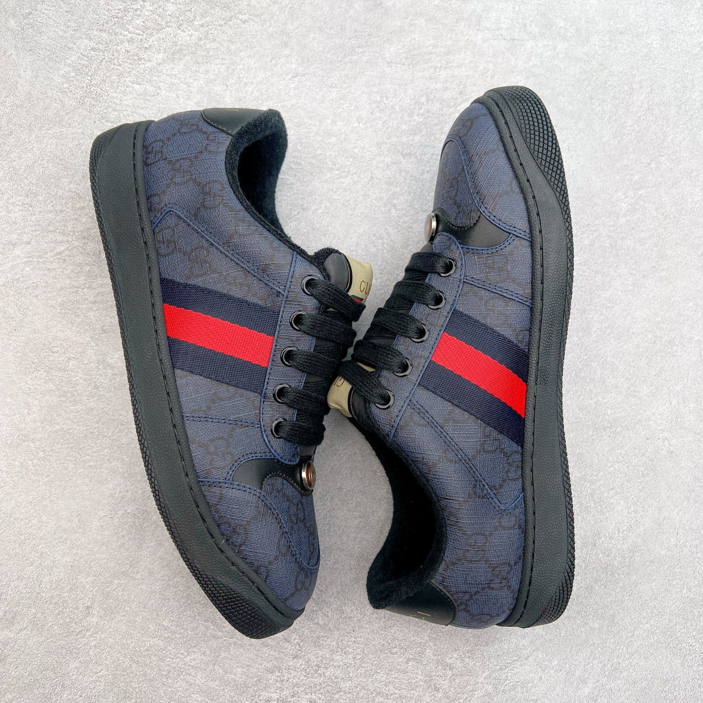 图片[3]-＃福利特价 Gucci Screener sneaker 古驰双G小脏鞋系列复古怀旧校园风低帮板鞋 全套原楦原纸版原鞋开模 纯手工水洗做旧处理 侧面条纹饰带 原厂定制 原厂数据电绣 清晰立体 全鞋电脑针车 紧密相连 针距密度一致 环保乳胶注塑鞋垫 厚度脚感还原原版 皮面裁剪部位 统一油边封口工艺 右脚鞋侧嵌入NFC防伪芯片装置＋鞋盒标二唯码扫描 秒进官网 专柜全套包装 防尘袋 说明书 质保卡 购物袋 尺码：35 36 37 38 39 40 41 42 43 44 45-选品中心