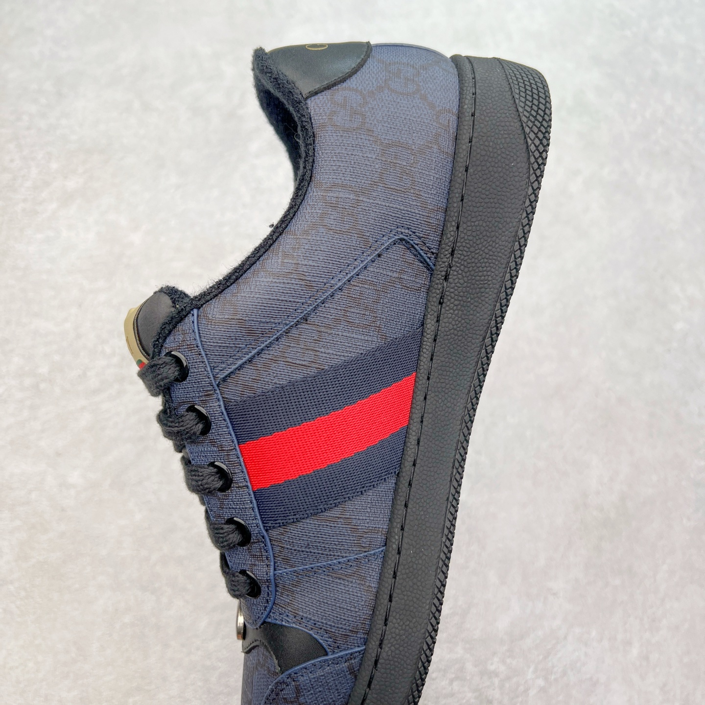 图片[7]-＃福利特价 Gucci Screener sneaker 古驰双G小脏鞋系列复古怀旧校园风低帮板鞋 全套原楦原纸版原鞋开模 纯手工水洗做旧处理 侧面条纹饰带 原厂定制 原厂数据电绣 清晰立体 全鞋电脑针车 紧密相连 针距密度一致 环保乳胶注塑鞋垫 厚度脚感还原原版 皮面裁剪部位 统一油边封口工艺 右脚鞋侧嵌入NFC防伪芯片装置＋鞋盒标二唯码扫描 秒进官网 专柜全套包装 防尘袋 说明书 质保卡 购物袋 尺码：35 36 37 38 39 40 41 42 43 44 45-选品中心