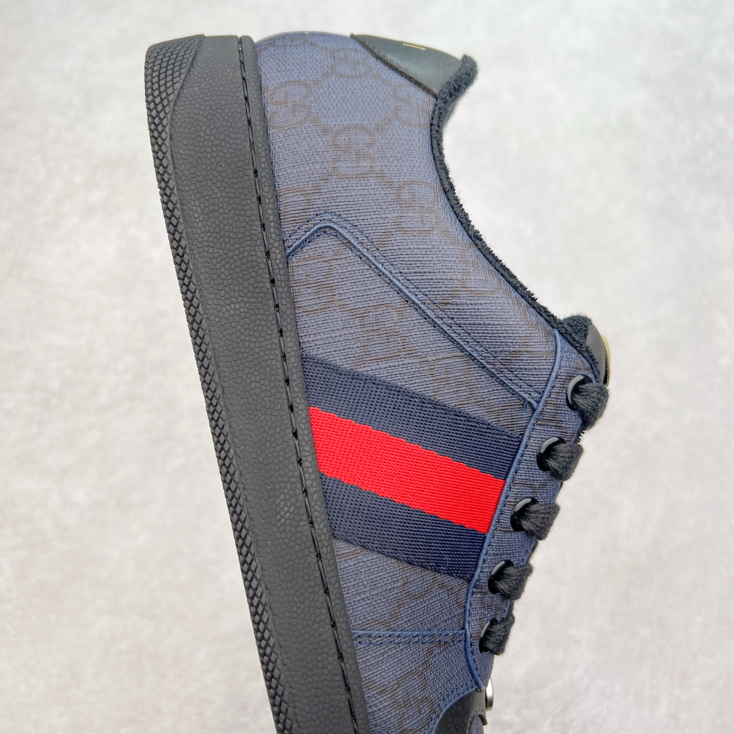 图片[6]-＃福利特价 Gucci Screener sneaker 古驰双G小脏鞋系列复古怀旧校园风低帮板鞋 全套原楦原纸版原鞋开模 纯手工水洗做旧处理 侧面条纹饰带 原厂定制 原厂数据电绣 清晰立体 全鞋电脑针车 紧密相连 针距密度一致 环保乳胶注塑鞋垫 厚度脚感还原原版 皮面裁剪部位 统一油边封口工艺 右脚鞋侧嵌入NFC防伪芯片装置＋鞋盒标二唯码扫描 秒进官网 专柜全套包装 防尘袋 说明书 质保卡 购物袋 尺码：35 36 37 38 39 40 41 42 43 44 45-选品中心