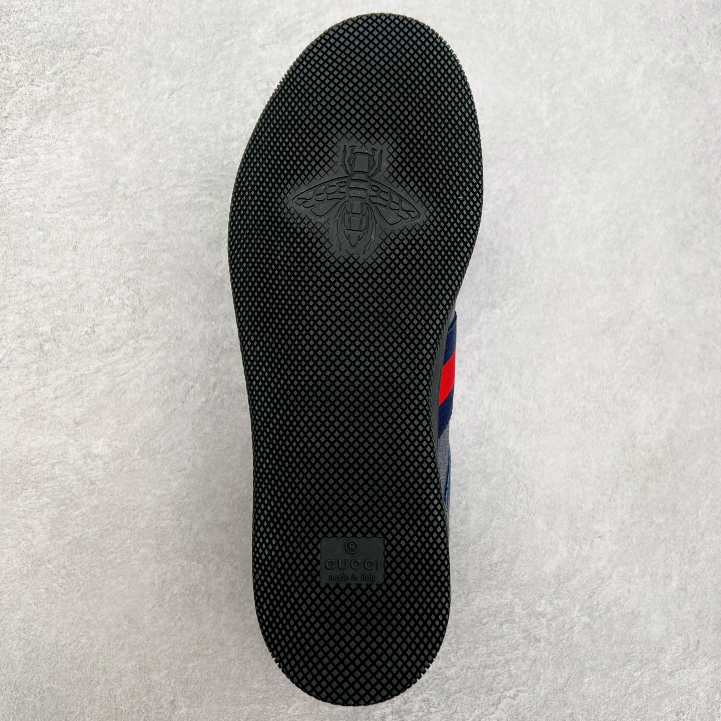 图片[9]-＃福利特价 Gucci Screener sneaker 古驰双G小脏鞋系列复古怀旧校园风低帮板鞋 全套原楦原纸版原鞋开模 纯手工水洗做旧处理 侧面条纹饰带 原厂定制 原厂数据电绣 清晰立体 全鞋电脑针车 紧密相连 针距密度一致 环保乳胶注塑鞋垫 厚度脚感还原原版 皮面裁剪部位 统一油边封口工艺 右脚鞋侧嵌入NFC防伪芯片装置＋鞋盒标二唯码扫描 秒进官网 专柜全套包装 防尘袋 说明书 质保卡 购物袋 尺码：35 36 37 38 39 40 41 42 43 44 45-选品中心