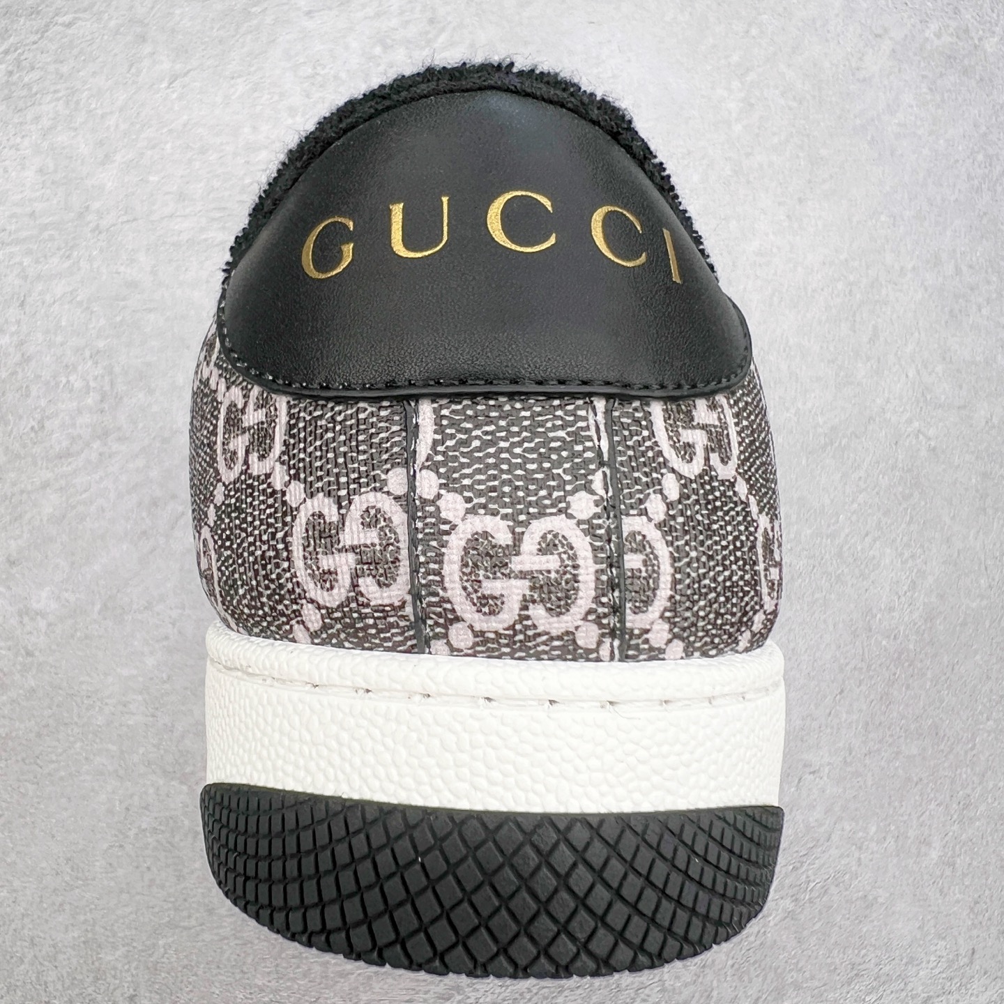 图片[8]-＃福利特价 Gucci Screener sneaker 古驰双G小脏鞋系列复古怀旧校园风低帮板鞋 全套原楦原纸版原鞋开模 纯手工水洗做旧处理 侧面条纹饰带 原厂定制 原厂数据电绣 清晰立体 全鞋电脑针车 紧密相连 针距密度一致 环保乳胶注塑鞋垫 厚度脚感还原原版 皮面裁剪部位 统一油边封口工艺 右脚鞋侧嵌入NFC防伪芯片装置＋鞋盒标二唯码扫描 秒进官网 专柜全套包装 防尘袋 说明书 质保卡 购物袋 尺码：35 36 37 38 39 40 41 42 43 44 45-选品中心