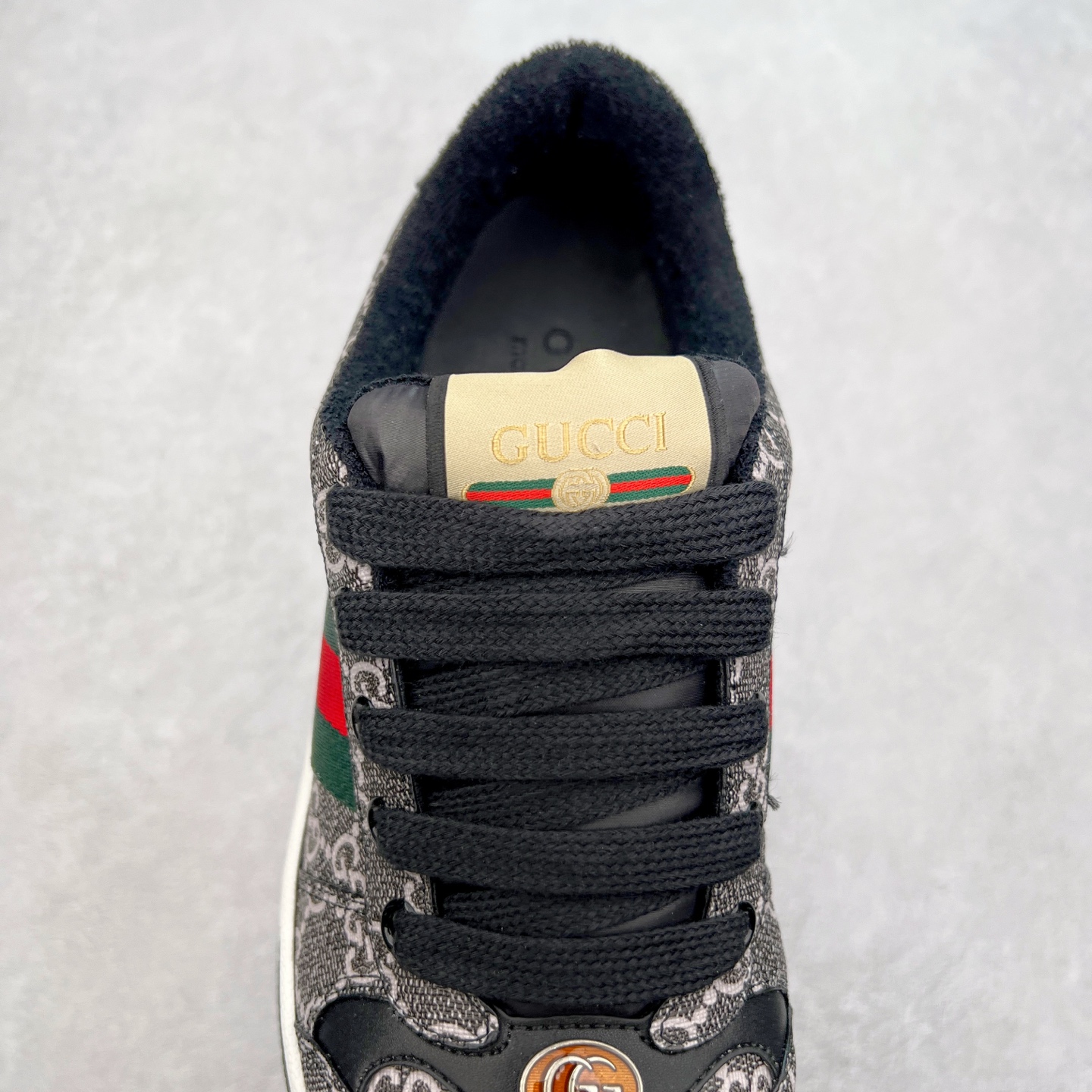 图片[5]-＃福利特价 Gucci Screener sneaker 古驰双G小脏鞋系列复古怀旧校园风低帮板鞋 全套原楦原纸版原鞋开模 纯手工水洗做旧处理 侧面条纹饰带 原厂定制 原厂数据电绣 清晰立体 全鞋电脑针车 紧密相连 针距密度一致 环保乳胶注塑鞋垫 厚度脚感还原原版 皮面裁剪部位 统一油边封口工艺 右脚鞋侧嵌入NFC防伪芯片装置＋鞋盒标二唯码扫描 秒进官网 专柜全套包装 防尘袋 说明书 质保卡 购物袋 尺码：35 36 37 38 39 40 41 42 43 44 45-选品中心