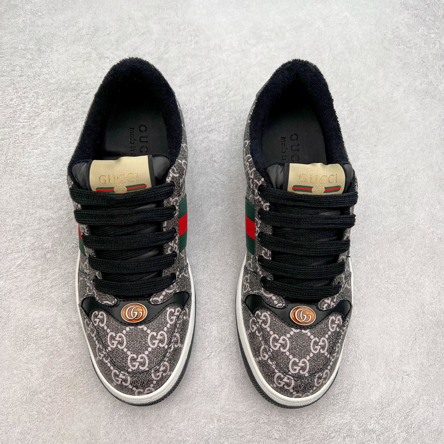 图片[2]-＃福利特价 Gucci Screener sneaker 古驰双G小脏鞋系列复古怀旧校园风低帮板鞋 全套原楦原纸版原鞋开模 纯手工水洗做旧处理 侧面条纹饰带 原厂定制 原厂数据电绣 清晰立体 全鞋电脑针车 紧密相连 针距密度一致 环保乳胶注塑鞋垫 厚度脚感还原原版 皮面裁剪部位 统一油边封口工艺 右脚鞋侧嵌入NFC防伪芯片装置＋鞋盒标二唯码扫描 秒进官网 专柜全套包装 防尘袋 说明书 质保卡 购物袋 尺码：35 36 37 38 39 40 41 42 43 44 45-选品中心
