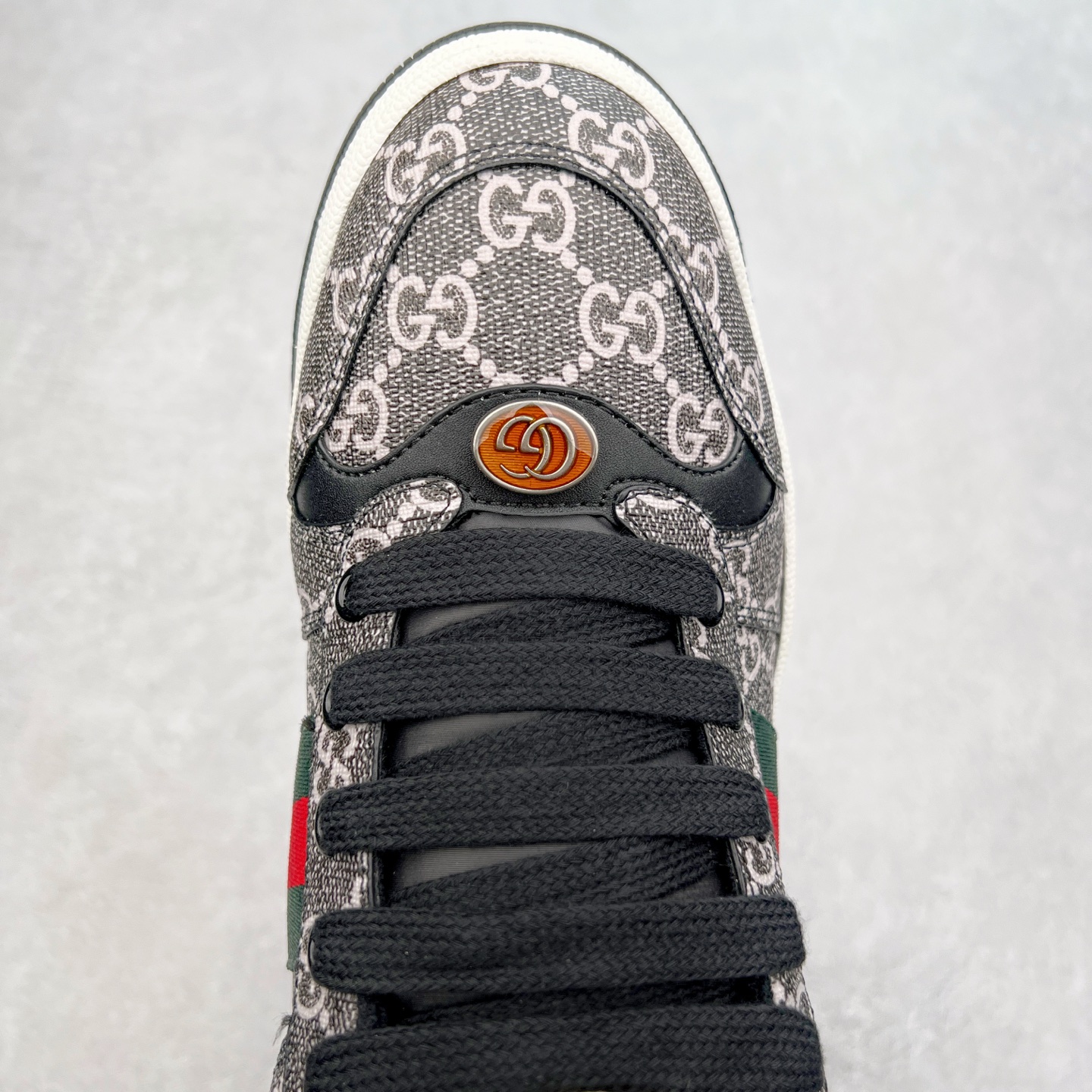 图片[4]-＃福利特价 Gucci Screener sneaker 古驰双G小脏鞋系列复古怀旧校园风低帮板鞋 全套原楦原纸版原鞋开模 纯手工水洗做旧处理 侧面条纹饰带 原厂定制 原厂数据电绣 清晰立体 全鞋电脑针车 紧密相连 针距密度一致 环保乳胶注塑鞋垫 厚度脚感还原原版 皮面裁剪部位 统一油边封口工艺 右脚鞋侧嵌入NFC防伪芯片装置＋鞋盒标二唯码扫描 秒进官网 专柜全套包装 防尘袋 说明书 质保卡 购物袋 尺码：35 36 37 38 39 40 41 42 43 44 45-选品中心