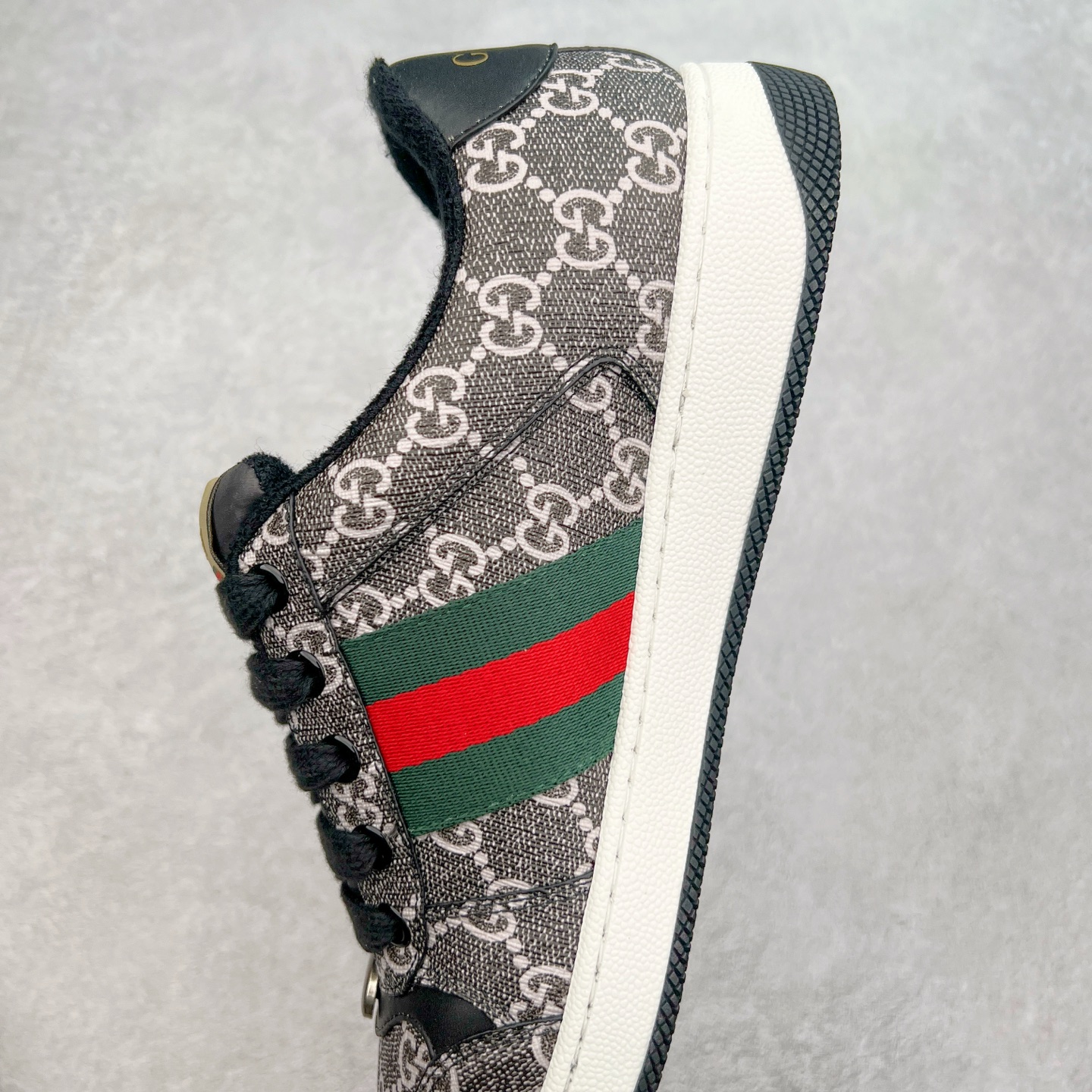 图片[7]-＃福利特价 Gucci Screener sneaker 古驰双G小脏鞋系列复古怀旧校园风低帮板鞋 全套原楦原纸版原鞋开模 纯手工水洗做旧处理 侧面条纹饰带 原厂定制 原厂数据电绣 清晰立体 全鞋电脑针车 紧密相连 针距密度一致 环保乳胶注塑鞋垫 厚度脚感还原原版 皮面裁剪部位 统一油边封口工艺 右脚鞋侧嵌入NFC防伪芯片装置＋鞋盒标二唯码扫描 秒进官网 专柜全套包装 防尘袋 说明书 质保卡 购物袋 尺码：35 36 37 38 39 40 41 42 43 44 45-选品中心