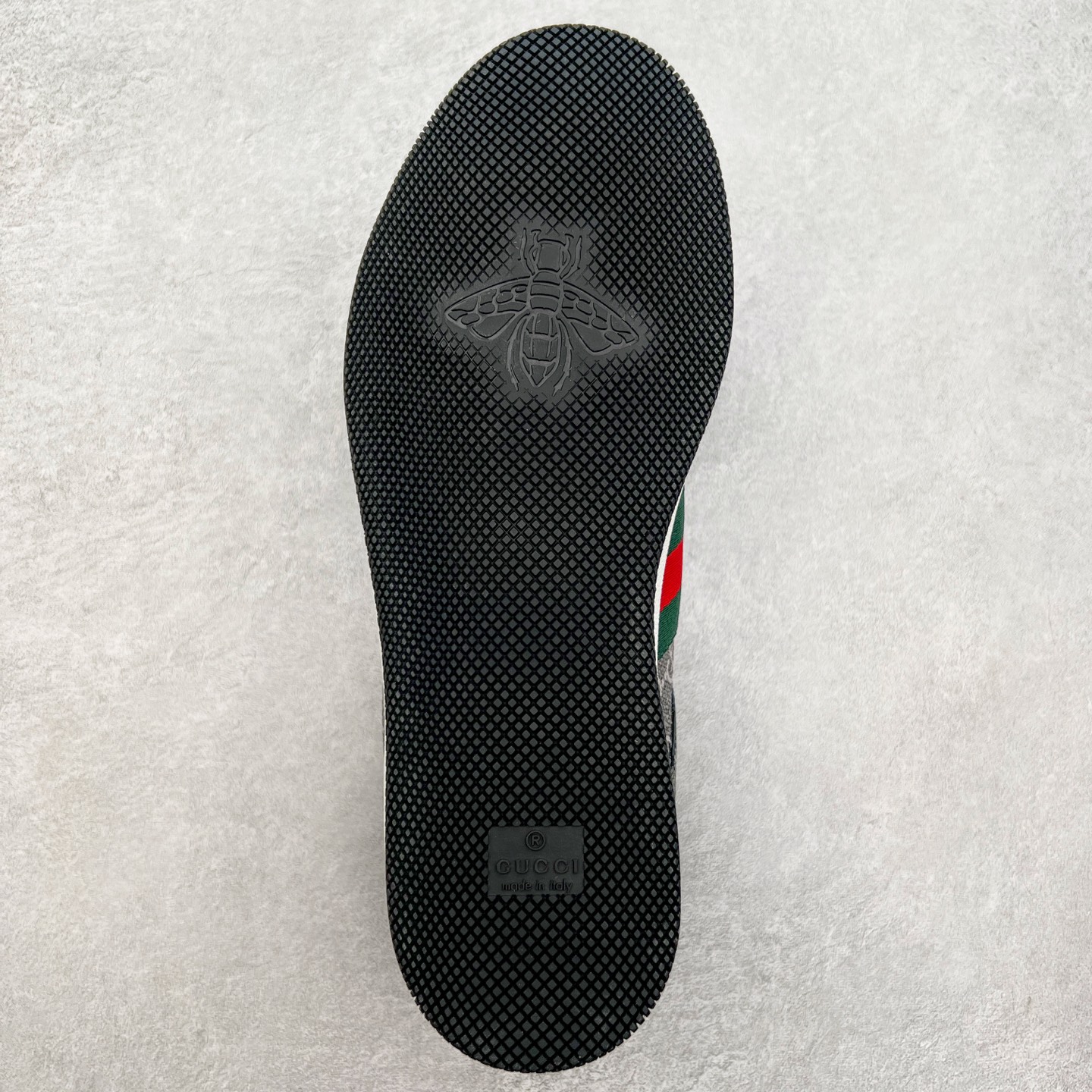 图片[9]-＃福利特价 Gucci Screener sneaker 古驰双G小脏鞋系列复古怀旧校园风低帮板鞋 全套原楦原纸版原鞋开模 纯手工水洗做旧处理 侧面条纹饰带 原厂定制 原厂数据电绣 清晰立体 全鞋电脑针车 紧密相连 针距密度一致 环保乳胶注塑鞋垫 厚度脚感还原原版 皮面裁剪部位 统一油边封口工艺 右脚鞋侧嵌入NFC防伪芯片装置＋鞋盒标二唯码扫描 秒进官网 专柜全套包装 防尘袋 说明书 质保卡 购物袋 尺码：35 36 37 38 39 40 41 42 43 44 45-选品中心