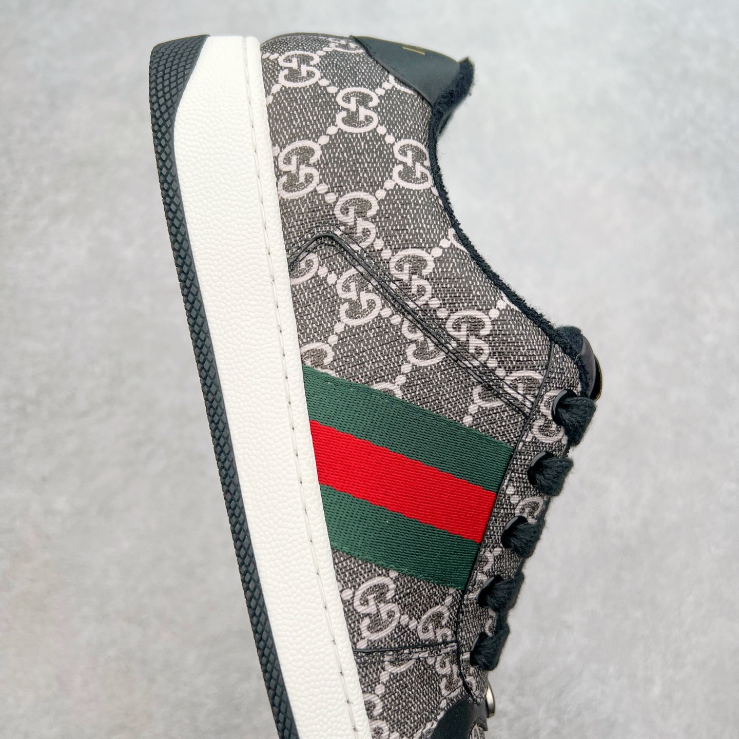 图片[6]-＃福利特价 Gucci Screener sneaker 古驰双G小脏鞋系列复古怀旧校园风低帮板鞋 全套原楦原纸版原鞋开模 纯手工水洗做旧处理 侧面条纹饰带 原厂定制 原厂数据电绣 清晰立体 全鞋电脑针车 紧密相连 针距密度一致 环保乳胶注塑鞋垫 厚度脚感还原原版 皮面裁剪部位 统一油边封口工艺 右脚鞋侧嵌入NFC防伪芯片装置＋鞋盒标二唯码扫描 秒进官网 专柜全套包装 防尘袋 说明书 质保卡 购物袋 尺码：35 36 37 38 39 40 41 42 43 44 45-选品中心