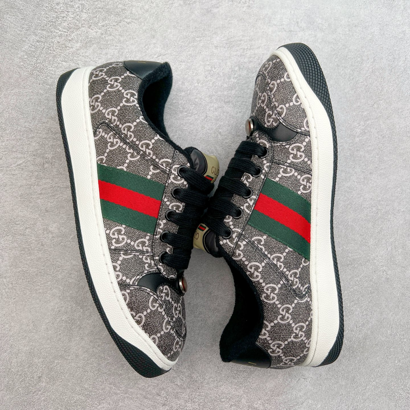 图片[3]-＃福利特价 Gucci Screener sneaker 古驰双G小脏鞋系列复古怀旧校园风低帮板鞋 全套原楦原纸版原鞋开模 纯手工水洗做旧处理 侧面条纹饰带 原厂定制 原厂数据电绣 清晰立体 全鞋电脑针车 紧密相连 针距密度一致 环保乳胶注塑鞋垫 厚度脚感还原原版 皮面裁剪部位 统一油边封口工艺 右脚鞋侧嵌入NFC防伪芯片装置＋鞋盒标二唯码扫描 秒进官网 专柜全套包装 防尘袋 说明书 质保卡 购物袋 尺码：35 36 37 38 39 40 41 42 43 44 45-选品中心