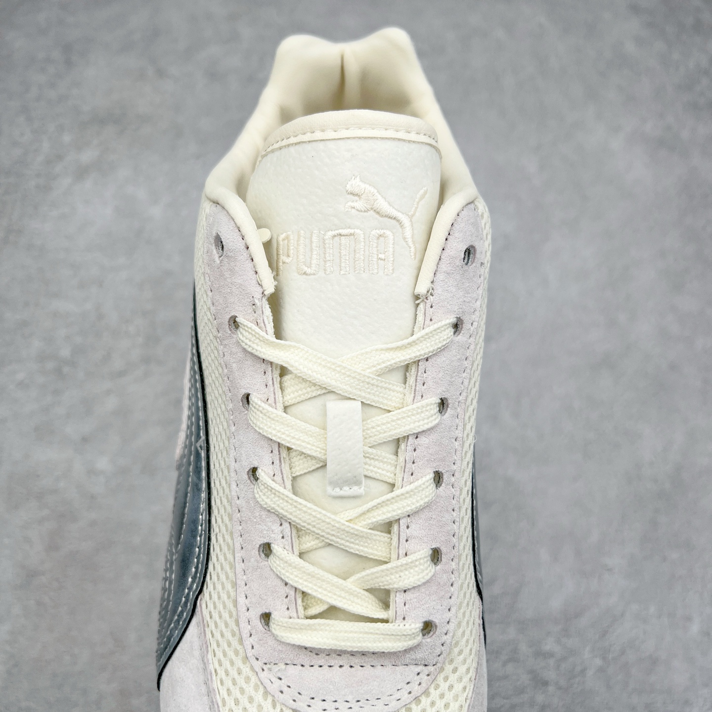 图片[5]-＃TG特价福利 PUMA Speedca OG 彪马极速赛车系列低帮德训风拼接复古百搭休闲运动赛车鞋 鞋款从80、90年代赛车手所穿的防火赛车鞋为原型，鞋身线条模仿了赛车的流线廓形，体现了空气动力学原理的结构。简约流畅的外观，恰好又和贯穿其中的Formstrip Logo融合恰到好处，视觉上细节丰富且协调。本次Speedcat OG鞋款归来，最大看点自然式保留了窄版鞋型以及薄底构造。这两年各品牌鞋底越做越厚，Speedcat反其道而行之，上脚几乎无鞋底的效果带来耳目一新的视觉体验。鞋面依旧是以质感细腻的麂皮材质打造，并且大面积近乎全包裹的使用，复古味道也愈发浓烈。配色上更是将最原始的黑色和红色带回，向F1赛车队的标志性队服致敬。相信让各位一眼种草的更多是出挑的大红色，上脚即可瞬间点亮整体造型，在以球鞋为核心的OOTD中脱颖而出。而另一款黑色则是低调的万金油，彰显新潮个性的同时又不喧宾夺主，也是热爱简约系穿搭朋友的首选。 尺码：35.5 36 37 37.5 38 38.5 39 40 40.5 41 42 42.5 43 44 44.5 45-选品中心