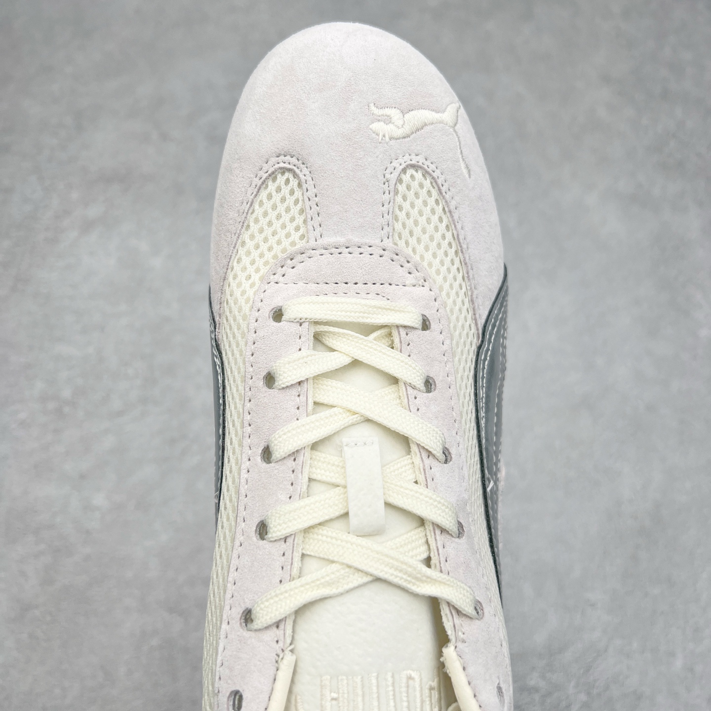 图片[4]-＃TG特价福利 PUMA Speedca OG 彪马极速赛车系列低帮德训风拼接复古百搭休闲运动赛车鞋 鞋款从80、90年代赛车手所穿的防火赛车鞋为原型，鞋身线条模仿了赛车的流线廓形，体现了空气动力学原理的结构。简约流畅的外观，恰好又和贯穿其中的Formstrip Logo融合恰到好处，视觉上细节丰富且协调。本次Speedcat OG鞋款归来，最大看点自然式保留了窄版鞋型以及薄底构造。这两年各品牌鞋底越做越厚，Speedcat反其道而行之，上脚几乎无鞋底的效果带来耳目一新的视觉体验。鞋面依旧是以质感细腻的麂皮材质打造，并且大面积近乎全包裹的使用，复古味道也愈发浓烈。配色上更是将最原始的黑色和红色带回，向F1赛车队的标志性队服致敬。相信让各位一眼种草的更多是出挑的大红色，上脚即可瞬间点亮整体造型，在以球鞋为核心的OOTD中脱颖而出。而另一款黑色则是低调的万金油，彰显新潮个性的同时又不喧宾夺主，也是热爱简约系穿搭朋友的首选。 尺码：35.5 36 37 37.5 38 38.5 39 40 40.5 41 42 42.5 43 44 44.5 45-选品中心