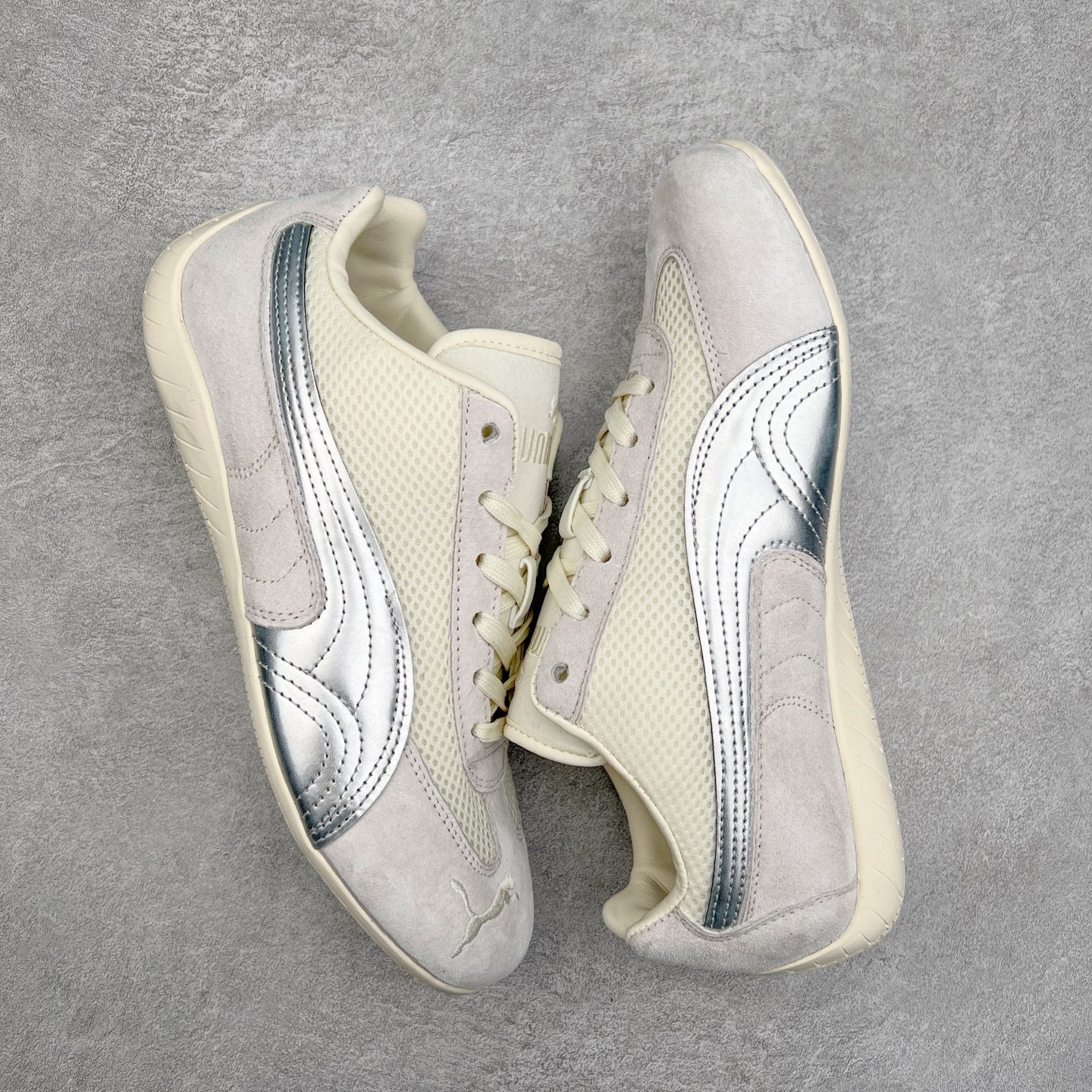 图片[3]-＃TG特价福利 PUMA Speedca OG 彪马极速赛车系列低帮德训风拼接复古百搭休闲运动赛车鞋 鞋款从80、90年代赛车手所穿的防火赛车鞋为原型，鞋身线条模仿了赛车的流线廓形，体现了空气动力学原理的结构。简约流畅的外观，恰好又和贯穿其中的Formstrip Logo融合恰到好处，视觉上细节丰富且协调。本次Speedcat OG鞋款归来，最大看点自然式保留了窄版鞋型以及薄底构造。这两年各品牌鞋底越做越厚，Speedcat反其道而行之，上脚几乎无鞋底的效果带来耳目一新的视觉体验。鞋面依旧是以质感细腻的麂皮材质打造，并且大面积近乎全包裹的使用，复古味道也愈发浓烈。配色上更是将最原始的黑色和红色带回，向F1赛车队的标志性队服致敬。相信让各位一眼种草的更多是出挑的大红色，上脚即可瞬间点亮整体造型，在以球鞋为核心的OOTD中脱颖而出。而另一款黑色则是低调的万金油，彰显新潮个性的同时又不喧宾夺主，也是热爱简约系穿搭朋友的首选。 尺码：35.5 36 37 37.5 38 38.5 39 40 40.5 41 42 42.5 43 44 44.5 45-选品中心