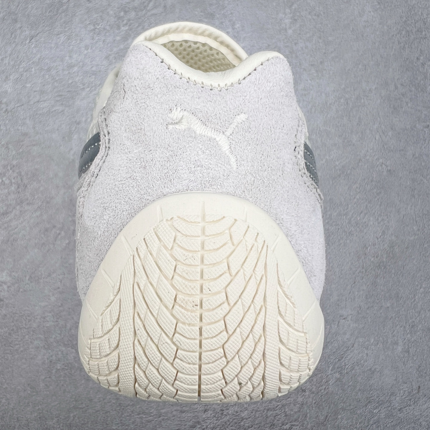 图片[8]-＃TG特价福利 PUMA Speedca OG 彪马极速赛车系列低帮德训风拼接复古百搭休闲运动赛车鞋 鞋款从80、90年代赛车手所穿的防火赛车鞋为原型，鞋身线条模仿了赛车的流线廓形，体现了空气动力学原理的结构。简约流畅的外观，恰好又和贯穿其中的Formstrip Logo融合恰到好处，视觉上细节丰富且协调。本次Speedcat OG鞋款归来，最大看点自然式保留了窄版鞋型以及薄底构造。这两年各品牌鞋底越做越厚，Speedcat反其道而行之，上脚几乎无鞋底的效果带来耳目一新的视觉体验。鞋面依旧是以质感细腻的麂皮材质打造，并且大面积近乎全包裹的使用，复古味道也愈发浓烈。配色上更是将最原始的黑色和红色带回，向F1赛车队的标志性队服致敬。相信让各位一眼种草的更多是出挑的大红色，上脚即可瞬间点亮整体造型，在以球鞋为核心的OOTD中脱颖而出。而另一款黑色则是低调的万金油，彰显新潮个性的同时又不喧宾夺主，也是热爱简约系穿搭朋友的首选。 尺码：35.5 36 37 37.5 38 38.5 39 40 40.5 41 42 42.5 43 44 44.5 45-选品中心