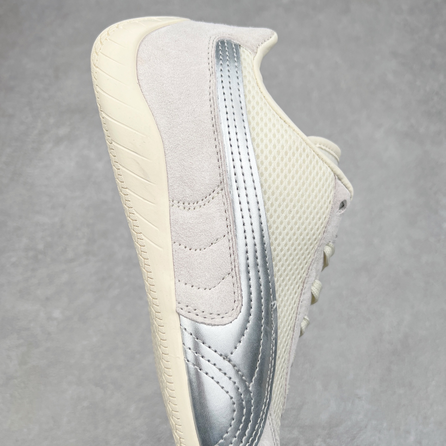 图片[6]-＃TG特价福利 PUMA Speedca OG 彪马极速赛车系列低帮德训风拼接复古百搭休闲运动赛车鞋 鞋款从80、90年代赛车手所穿的防火赛车鞋为原型，鞋身线条模仿了赛车的流线廓形，体现了空气动力学原理的结构。简约流畅的外观，恰好又和贯穿其中的Formstrip Logo融合恰到好处，视觉上细节丰富且协调。本次Speedcat OG鞋款归来，最大看点自然式保留了窄版鞋型以及薄底构造。这两年各品牌鞋底越做越厚，Speedcat反其道而行之，上脚几乎无鞋底的效果带来耳目一新的视觉体验。鞋面依旧是以质感细腻的麂皮材质打造，并且大面积近乎全包裹的使用，复古味道也愈发浓烈。配色上更是将最原始的黑色和红色带回，向F1赛车队的标志性队服致敬。相信让各位一眼种草的更多是出挑的大红色，上脚即可瞬间点亮整体造型，在以球鞋为核心的OOTD中脱颖而出。而另一款黑色则是低调的万金油，彰显新潮个性的同时又不喧宾夺主，也是热爱简约系穿搭朋友的首选。 尺码：35.5 36 37 37.5 38 38.5 39 40 40.5 41 42 42.5 43 44 44.5 45-选品中心