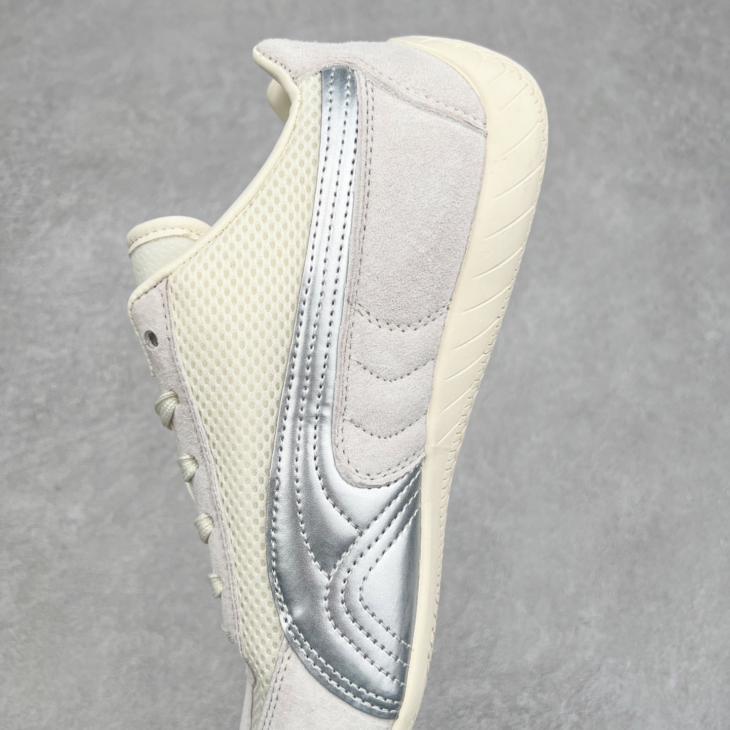 图片[7]-＃TG特价福利 PUMA Speedca OG 彪马极速赛车系列低帮德训风拼接复古百搭休闲运动赛车鞋 鞋款从80、90年代赛车手所穿的防火赛车鞋为原型，鞋身线条模仿了赛车的流线廓形，体现了空气动力学原理的结构。简约流畅的外观，恰好又和贯穿其中的Formstrip Logo融合恰到好处，视觉上细节丰富且协调。本次Speedcat OG鞋款归来，最大看点自然式保留了窄版鞋型以及薄底构造。这两年各品牌鞋底越做越厚，Speedcat反其道而行之，上脚几乎无鞋底的效果带来耳目一新的视觉体验。鞋面依旧是以质感细腻的麂皮材质打造，并且大面积近乎全包裹的使用，复古味道也愈发浓烈。配色上更是将最原始的黑色和红色带回，向F1赛车队的标志性队服致敬。相信让各位一眼种草的更多是出挑的大红色，上脚即可瞬间点亮整体造型，在以球鞋为核心的OOTD中脱颖而出。而另一款黑色则是低调的万金油，彰显新潮个性的同时又不喧宾夺主，也是热爱简约系穿搭朋友的首选。 尺码：35.5 36 37 37.5 38 38.5 39 40 40.5 41 42 42.5 43 44 44.5 45-选品中心