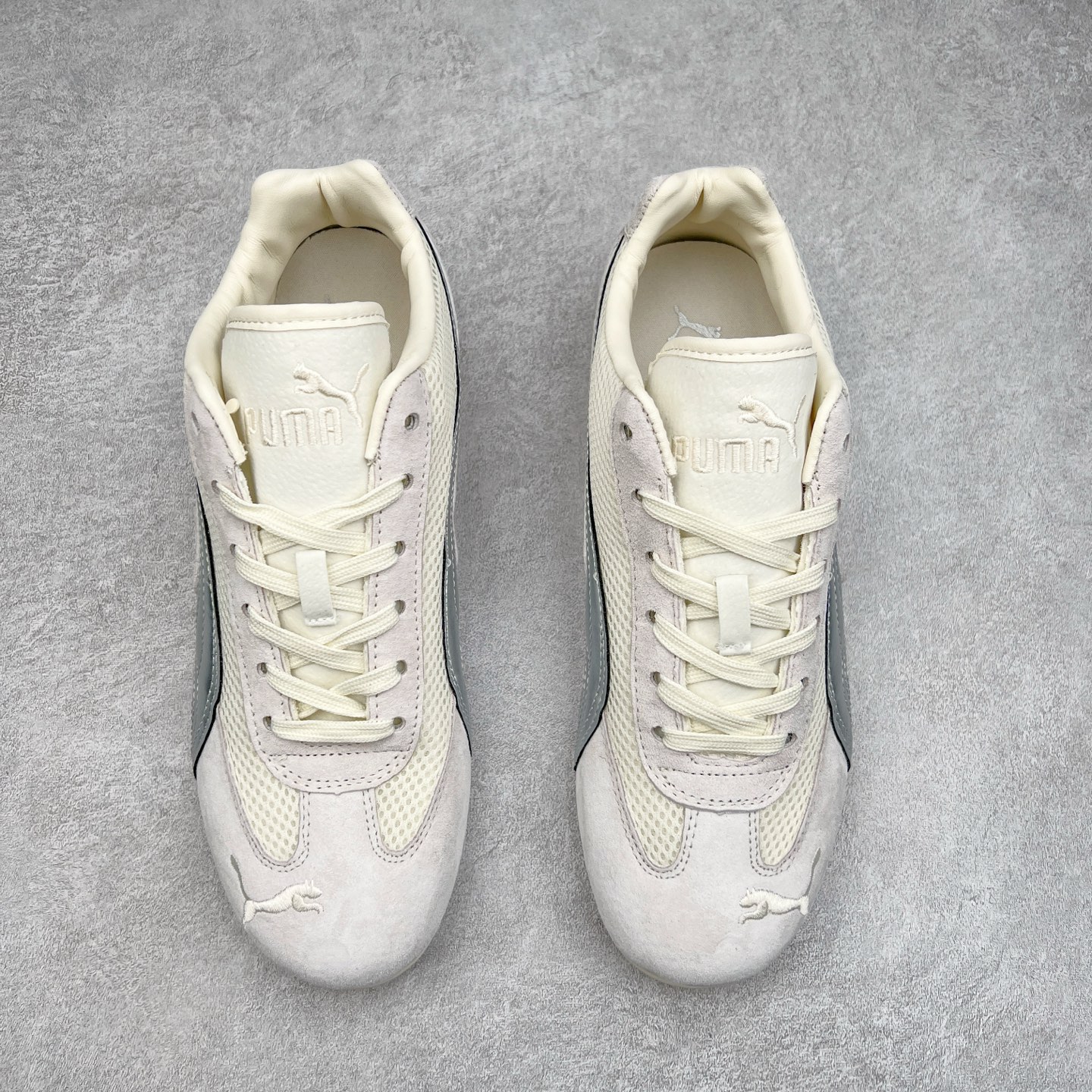 图片[2]-＃TG特价福利 PUMA Speedca OG 彪马极速赛车系列低帮德训风拼接复古百搭休闲运动赛车鞋 鞋款从80、90年代赛车手所穿的防火赛车鞋为原型，鞋身线条模仿了赛车的流线廓形，体现了空气动力学原理的结构。简约流畅的外观，恰好又和贯穿其中的Formstrip Logo融合恰到好处，视觉上细节丰富且协调。本次Speedcat OG鞋款归来，最大看点自然式保留了窄版鞋型以及薄底构造。这两年各品牌鞋底越做越厚，Speedcat反其道而行之，上脚几乎无鞋底的效果带来耳目一新的视觉体验。鞋面依旧是以质感细腻的麂皮材质打造，并且大面积近乎全包裹的使用，复古味道也愈发浓烈。配色上更是将最原始的黑色和红色带回，向F1赛车队的标志性队服致敬。相信让各位一眼种草的更多是出挑的大红色，上脚即可瞬间点亮整体造型，在以球鞋为核心的OOTD中脱颖而出。而另一款黑色则是低调的万金油，彰显新潮个性的同时又不喧宾夺主，也是热爱简约系穿搭朋友的首选。 尺码：35.5 36 37 37.5 38 38.5 39 40 40.5 41 42 42.5 43 44 44.5 45-选品中心