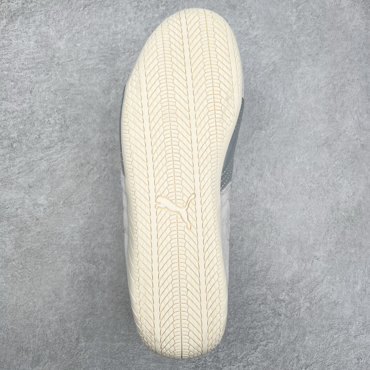 图片[9]-＃TG特价福利 PUMA Speedca OG 彪马极速赛车系列低帮德训风拼接复古百搭休闲运动赛车鞋 鞋款从80、90年代赛车手所穿的防火赛车鞋为原型，鞋身线条模仿了赛车的流线廓形，体现了空气动力学原理的结构。简约流畅的外观，恰好又和贯穿其中的Formstrip Logo融合恰到好处，视觉上细节丰富且协调。本次Speedcat OG鞋款归来，最大看点自然式保留了窄版鞋型以及薄底构造。这两年各品牌鞋底越做越厚，Speedcat反其道而行之，上脚几乎无鞋底的效果带来耳目一新的视觉体验。鞋面依旧是以质感细腻的麂皮材质打造，并且大面积近乎全包裹的使用，复古味道也愈发浓烈。配色上更是将最原始的黑色和红色带回，向F1赛车队的标志性队服致敬。相信让各位一眼种草的更多是出挑的大红色，上脚即可瞬间点亮整体造型，在以球鞋为核心的OOTD中脱颖而出。而另一款黑色则是低调的万金油，彰显新潮个性的同时又不喧宾夺主，也是热爱简约系穿搭朋友的首选。 尺码：35.5 36 37 37.5 38 38.5 39 40 40.5 41 42 42.5 43 44 44.5 45-选品中心