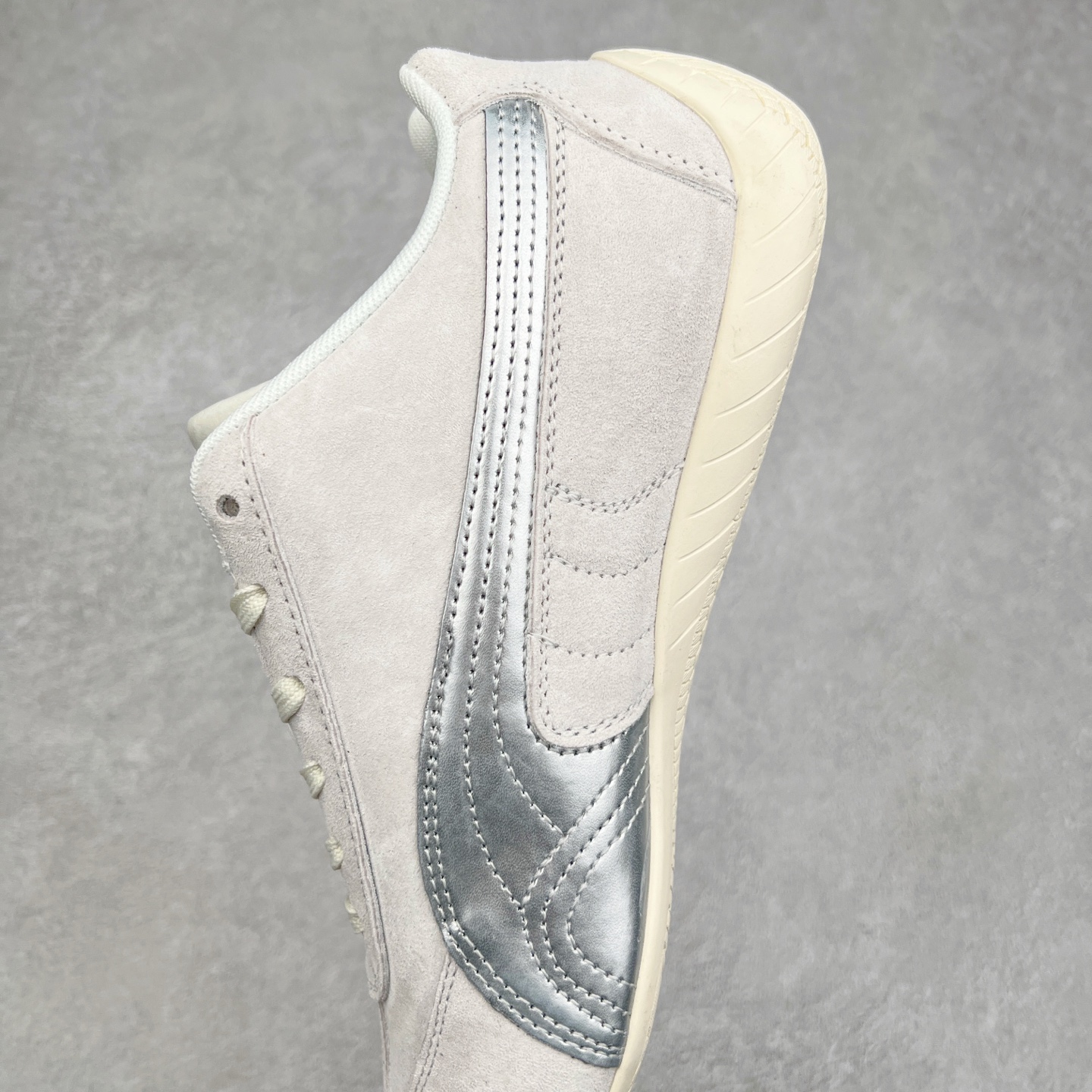 图片[7]-＃TG特价福利 PUMA Speedca OG 彪马极速赛车系列低帮德训风拼接复古百搭休闲运动赛车鞋 鞋款从80、90年代赛车手所穿的防火赛车鞋为原型，鞋身线条模仿了赛车的流线廓形，体现了空气动力学原理的结构。简约流畅的外观，恰好又和贯穿其中的Formstrip Logo融合恰到好处，视觉上细节丰富且协调。本次Speedcat OG鞋款归来，最大看点自然式保留了窄版鞋型以及薄底构造。这两年各品牌鞋底越做越厚，Speedcat反其道而行之，上脚几乎无鞋底的效果带来耳目一新的视觉体验。鞋面依旧是以质感细腻的麂皮材质打造，并且大面积近乎全包裹的使用，复古味道也愈发浓烈。配色上更是将最原始的黑色和红色带回，向F1赛车队的标志性队服致敬。相信让各位一眼种草的更多是出挑的大红色，上脚即可瞬间点亮整体造型，在以球鞋为核心的OOTD中脱颖而出。而另一款黑色则是低调的万金油，彰显新潮个性的同时又不喧宾夺主，也是热爱简约系穿搭朋友的首选。 尺码：35.5 36 37 37.5 38 38.5 39 40 40.5 41 42 42.5 43 44 44.5 45-选品中心