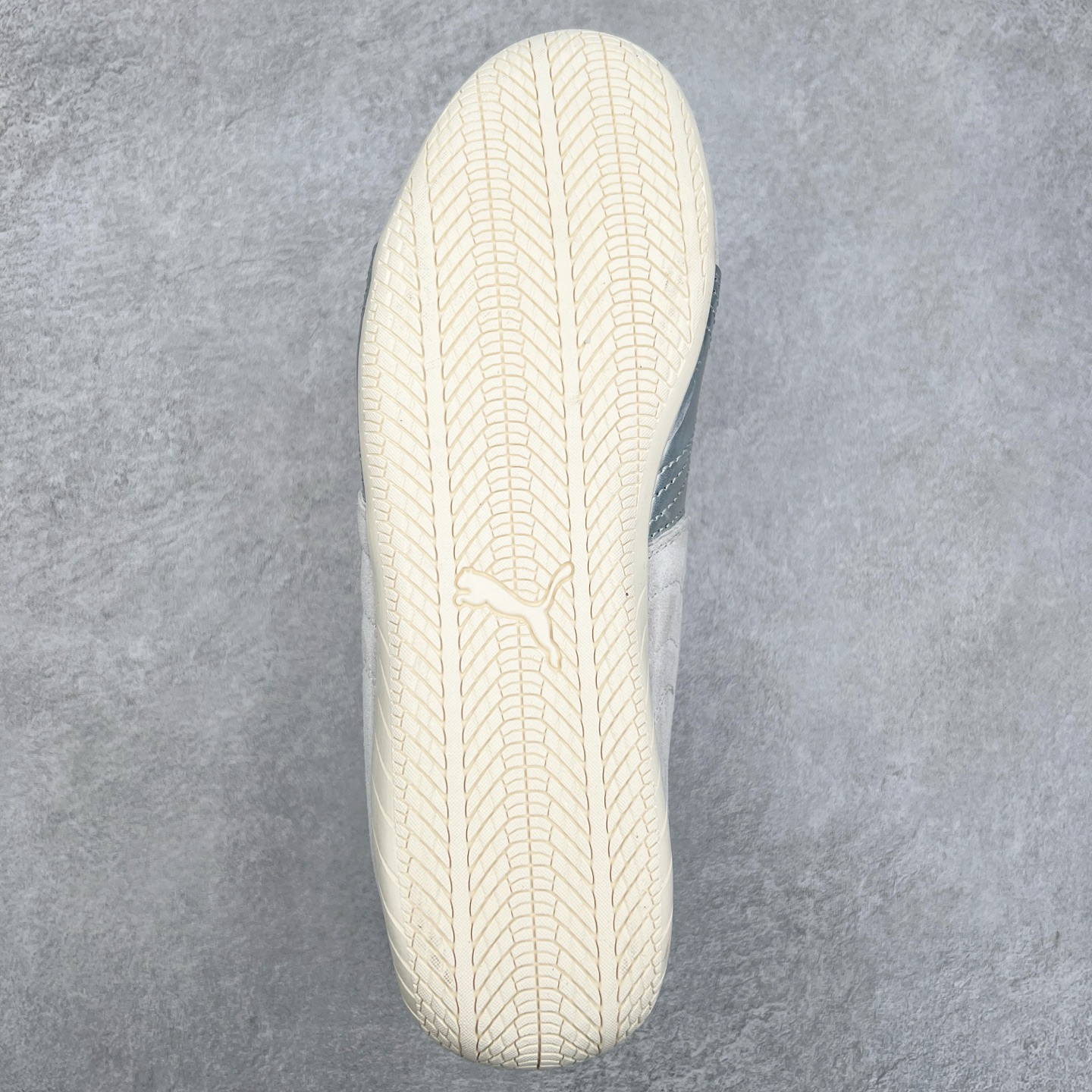 图片[9]-＃TG特价福利 PUMA Speedca OG 彪马极速赛车系列低帮德训风拼接复古百搭休闲运动赛车鞋 鞋款从80、90年代赛车手所穿的防火赛车鞋为原型，鞋身线条模仿了赛车的流线廓形，体现了空气动力学原理的结构。简约流畅的外观，恰好又和贯穿其中的Formstrip Logo融合恰到好处，视觉上细节丰富且协调。本次Speedcat OG鞋款归来，最大看点自然式保留了窄版鞋型以及薄底构造。这两年各品牌鞋底越做越厚，Speedcat反其道而行之，上脚几乎无鞋底的效果带来耳目一新的视觉体验。鞋面依旧是以质感细腻的麂皮材质打造，并且大面积近乎全包裹的使用，复古味道也愈发浓烈。配色上更是将最原始的黑色和红色带回，向F1赛车队的标志性队服致敬。相信让各位一眼种草的更多是出挑的大红色，上脚即可瞬间点亮整体造型，在以球鞋为核心的OOTD中脱颖而出。而另一款黑色则是低调的万金油，彰显新潮个性的同时又不喧宾夺主，也是热爱简约系穿搭朋友的首选。 尺码：35.5 36 37 37.5 38 38.5 39 40 40.5 41 42 42.5 43 44 44.5 45-选品中心