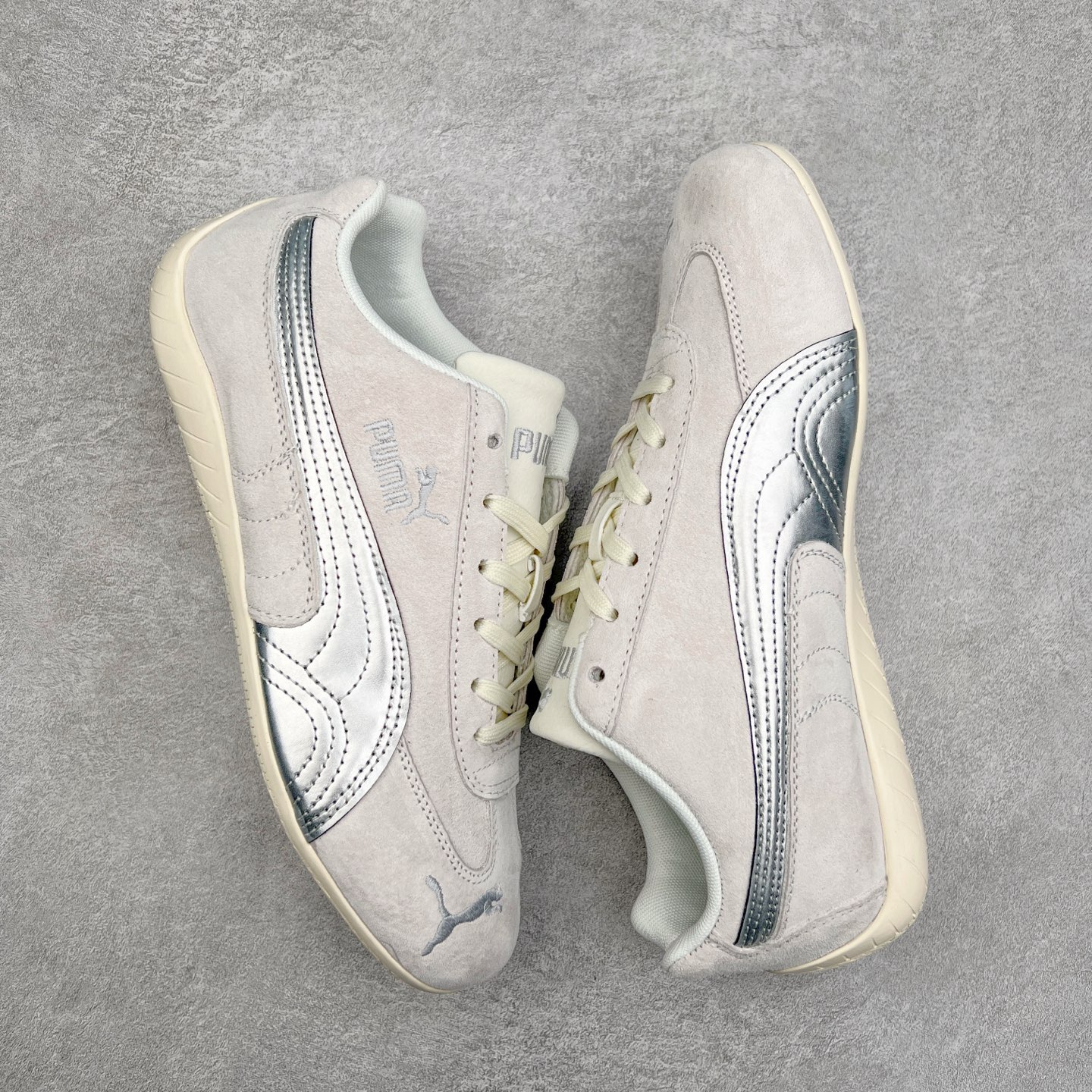 图片[3]-＃TG特价福利 PUMA Speedca OG 彪马极速赛车系列低帮德训风拼接复古百搭休闲运动赛车鞋 鞋款从80、90年代赛车手所穿的防火赛车鞋为原型，鞋身线条模仿了赛车的流线廓形，体现了空气动力学原理的结构。简约流畅的外观，恰好又和贯穿其中的Formstrip Logo融合恰到好处，视觉上细节丰富且协调。本次Speedcat OG鞋款归来，最大看点自然式保留了窄版鞋型以及薄底构造。这两年各品牌鞋底越做越厚，Speedcat反其道而行之，上脚几乎无鞋底的效果带来耳目一新的视觉体验。鞋面依旧是以质感细腻的麂皮材质打造，并且大面积近乎全包裹的使用，复古味道也愈发浓烈。配色上更是将最原始的黑色和红色带回，向F1赛车队的标志性队服致敬。相信让各位一眼种草的更多是出挑的大红色，上脚即可瞬间点亮整体造型，在以球鞋为核心的OOTD中脱颖而出。而另一款黑色则是低调的万金油，彰显新潮个性的同时又不喧宾夺主，也是热爱简约系穿搭朋友的首选。 尺码：35.5 36 37 37.5 38 38.5 39 40 40.5 41 42 42.5 43 44 44.5 45-选品中心