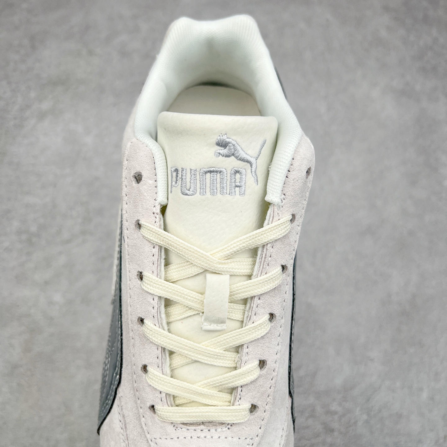 图片[5]-＃TG特价福利 PUMA Speedca OG 彪马极速赛车系列低帮德训风拼接复古百搭休闲运动赛车鞋 鞋款从80、90年代赛车手所穿的防火赛车鞋为原型，鞋身线条模仿了赛车的流线廓形，体现了空气动力学原理的结构。简约流畅的外观，恰好又和贯穿其中的Formstrip Logo融合恰到好处，视觉上细节丰富且协调。本次Speedcat OG鞋款归来，最大看点自然式保留了窄版鞋型以及薄底构造。这两年各品牌鞋底越做越厚，Speedcat反其道而行之，上脚几乎无鞋底的效果带来耳目一新的视觉体验。鞋面依旧是以质感细腻的麂皮材质打造，并且大面积近乎全包裹的使用，复古味道也愈发浓烈。配色上更是将最原始的黑色和红色带回，向F1赛车队的标志性队服致敬。相信让各位一眼种草的更多是出挑的大红色，上脚即可瞬间点亮整体造型，在以球鞋为核心的OOTD中脱颖而出。而另一款黑色则是低调的万金油，彰显新潮个性的同时又不喧宾夺主，也是热爱简约系穿搭朋友的首选。 尺码：35.5 36 37 37.5 38 38.5 39 40 40.5 41 42 42.5 43 44 44.5 45-选品中心