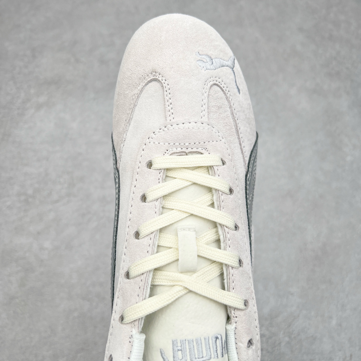 图片[4]-＃TG特价福利 PUMA Speedca OG 彪马极速赛车系列低帮德训风拼接复古百搭休闲运动赛车鞋 鞋款从80、90年代赛车手所穿的防火赛车鞋为原型，鞋身线条模仿了赛车的流线廓形，体现了空气动力学原理的结构。简约流畅的外观，恰好又和贯穿其中的Formstrip Logo融合恰到好处，视觉上细节丰富且协调。本次Speedcat OG鞋款归来，最大看点自然式保留了窄版鞋型以及薄底构造。这两年各品牌鞋底越做越厚，Speedcat反其道而行之，上脚几乎无鞋底的效果带来耳目一新的视觉体验。鞋面依旧是以质感细腻的麂皮材质打造，并且大面积近乎全包裹的使用，复古味道也愈发浓烈。配色上更是将最原始的黑色和红色带回，向F1赛车队的标志性队服致敬。相信让各位一眼种草的更多是出挑的大红色，上脚即可瞬间点亮整体造型，在以球鞋为核心的OOTD中脱颖而出。而另一款黑色则是低调的万金油，彰显新潮个性的同时又不喧宾夺主，也是热爱简约系穿搭朋友的首选。 尺码：35.5 36 37 37.5 38 38.5 39 40 40.5 41 42 42.5 43 44 44.5 45-选品中心