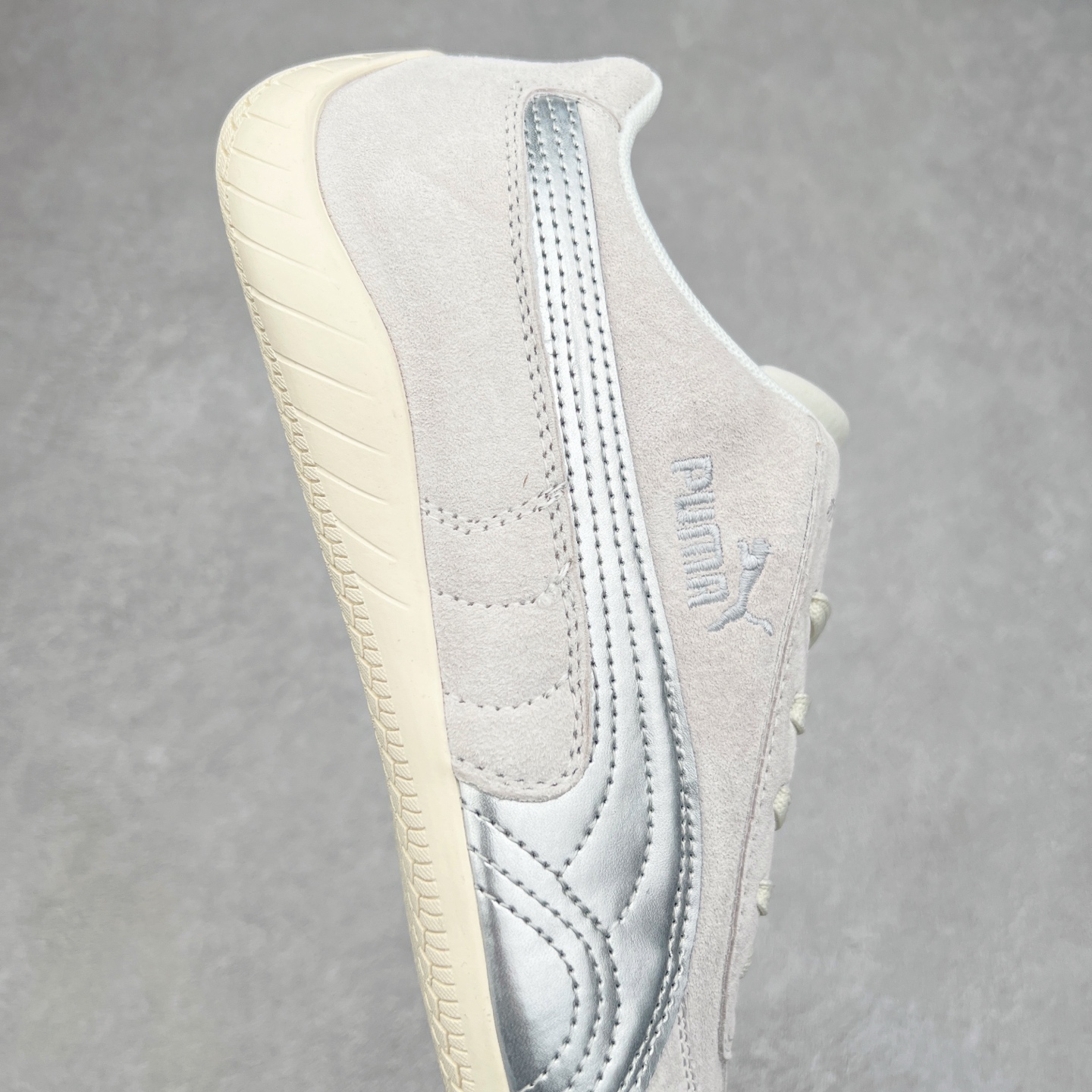 图片[6]-＃TG特价福利 PUMA Speedca OG 彪马极速赛车系列低帮德训风拼接复古百搭休闲运动赛车鞋 鞋款从80、90年代赛车手所穿的防火赛车鞋为原型，鞋身线条模仿了赛车的流线廓形，体现了空气动力学原理的结构。简约流畅的外观，恰好又和贯穿其中的Formstrip Logo融合恰到好处，视觉上细节丰富且协调。本次Speedcat OG鞋款归来，最大看点自然式保留了窄版鞋型以及薄底构造。这两年各品牌鞋底越做越厚，Speedcat反其道而行之，上脚几乎无鞋底的效果带来耳目一新的视觉体验。鞋面依旧是以质感细腻的麂皮材质打造，并且大面积近乎全包裹的使用，复古味道也愈发浓烈。配色上更是将最原始的黑色和红色带回，向F1赛车队的标志性队服致敬。相信让各位一眼种草的更多是出挑的大红色，上脚即可瞬间点亮整体造型，在以球鞋为核心的OOTD中脱颖而出。而另一款黑色则是低调的万金油，彰显新潮个性的同时又不喧宾夺主，也是热爱简约系穿搭朋友的首选。 尺码：35.5 36 37 37.5 38 38.5 39 40 40.5 41 42 42.5 43 44 44.5 45-选品中心