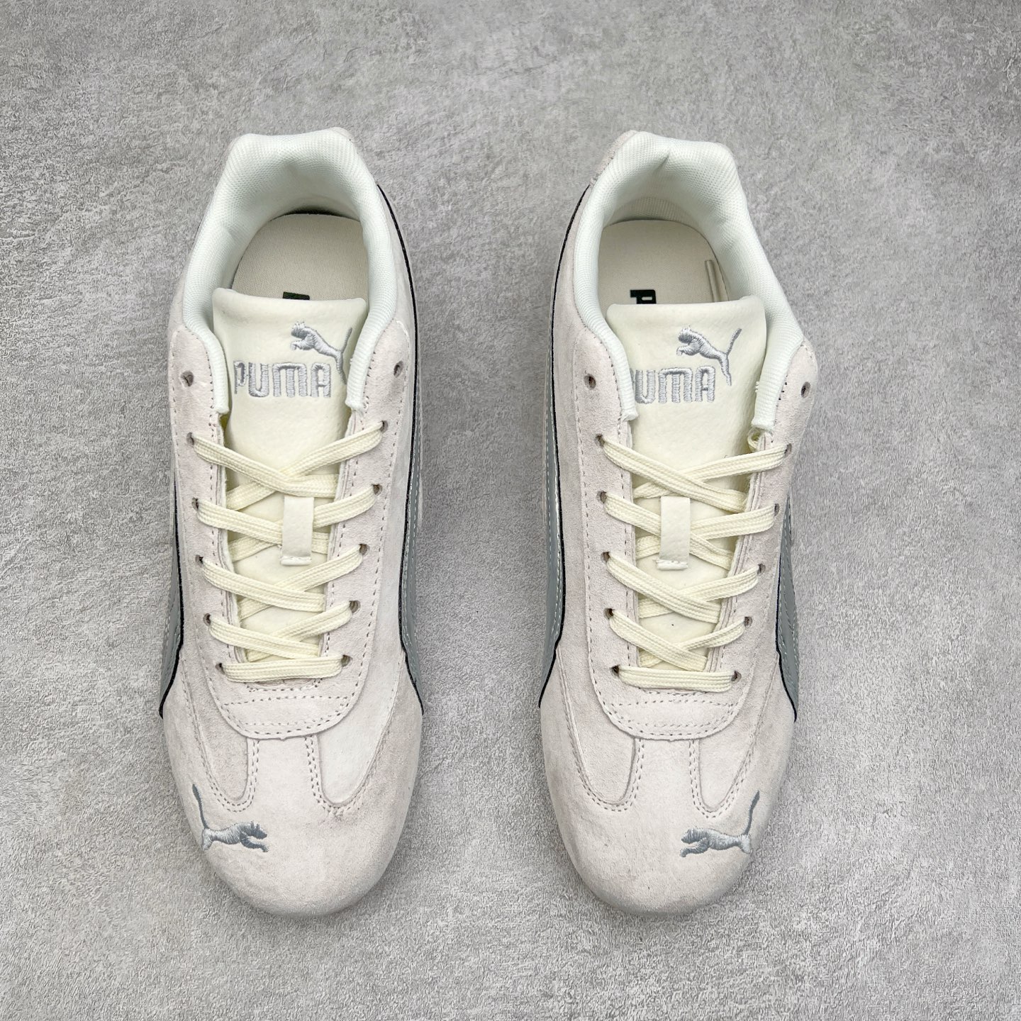 图片[2]-＃TG特价福利 PUMA Speedca OG 彪马极速赛车系列低帮德训风拼接复古百搭休闲运动赛车鞋 鞋款从80、90年代赛车手所穿的防火赛车鞋为原型，鞋身线条模仿了赛车的流线廓形，体现了空气动力学原理的结构。简约流畅的外观，恰好又和贯穿其中的Formstrip Logo融合恰到好处，视觉上细节丰富且协调。本次Speedcat OG鞋款归来，最大看点自然式保留了窄版鞋型以及薄底构造。这两年各品牌鞋底越做越厚，Speedcat反其道而行之，上脚几乎无鞋底的效果带来耳目一新的视觉体验。鞋面依旧是以质感细腻的麂皮材质打造，并且大面积近乎全包裹的使用，复古味道也愈发浓烈。配色上更是将最原始的黑色和红色带回，向F1赛车队的标志性队服致敬。相信让各位一眼种草的更多是出挑的大红色，上脚即可瞬间点亮整体造型，在以球鞋为核心的OOTD中脱颖而出。而另一款黑色则是低调的万金油，彰显新潮个性的同时又不喧宾夺主，也是热爱简约系穿搭朋友的首选。 尺码：35.5 36 37 37.5 38 38.5 39 40 40.5 41 42 42.5 43 44 44.5 45-选品中心