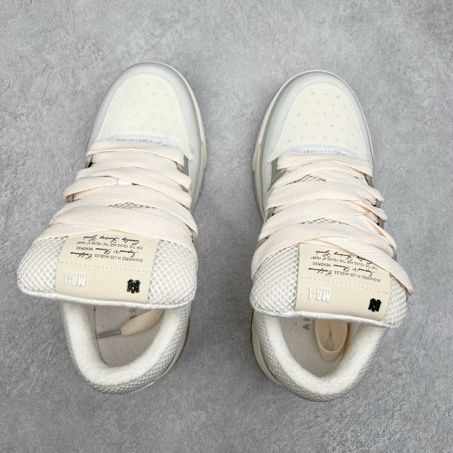 图片[3]-Lw22 Amiri 埃米尔 MA-1 情侣款面包鞋 原版购入开发 广东纯原大厂出品 做货 Amiri新一季放弃了摇滚朋克的风格 使用了大量不饱和色系 莫兰迪色调 无论是看到还是穿上 都是会让人非常身心愉悦 面包鞋的大鞋舌延续了下来 缩短了鞋身的长度 加厚了中底 鞋头部分更加圆润 Amiri的品牌字母和 MA标识出现在鞋身侧面 尺码： 38 39 40 41 42 43 44 45-选品中心