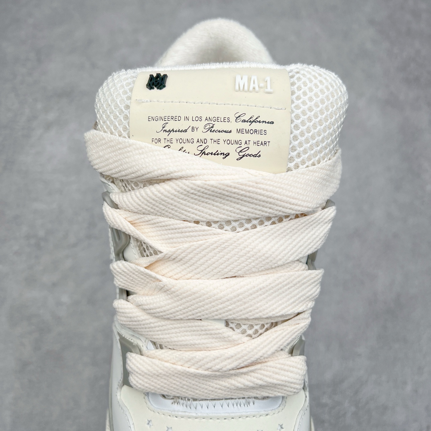 图片[5]-Lw22 Amiri 埃米尔 MA-1 情侣款面包鞋 原版购入开发 广东纯原大厂出品 做货 Amiri新一季放弃了摇滚朋克的风格 使用了大量不饱和色系 莫兰迪色调 无论是看到还是穿上 都是会让人非常身心愉悦 面包鞋的大鞋舌延续了下来 缩短了鞋身的长度 加厚了中底 鞋头部分更加圆润 Amiri的品牌字母和 MA标识出现在鞋身侧面 尺码： 38 39 40 41 42 43 44 45-选品中心