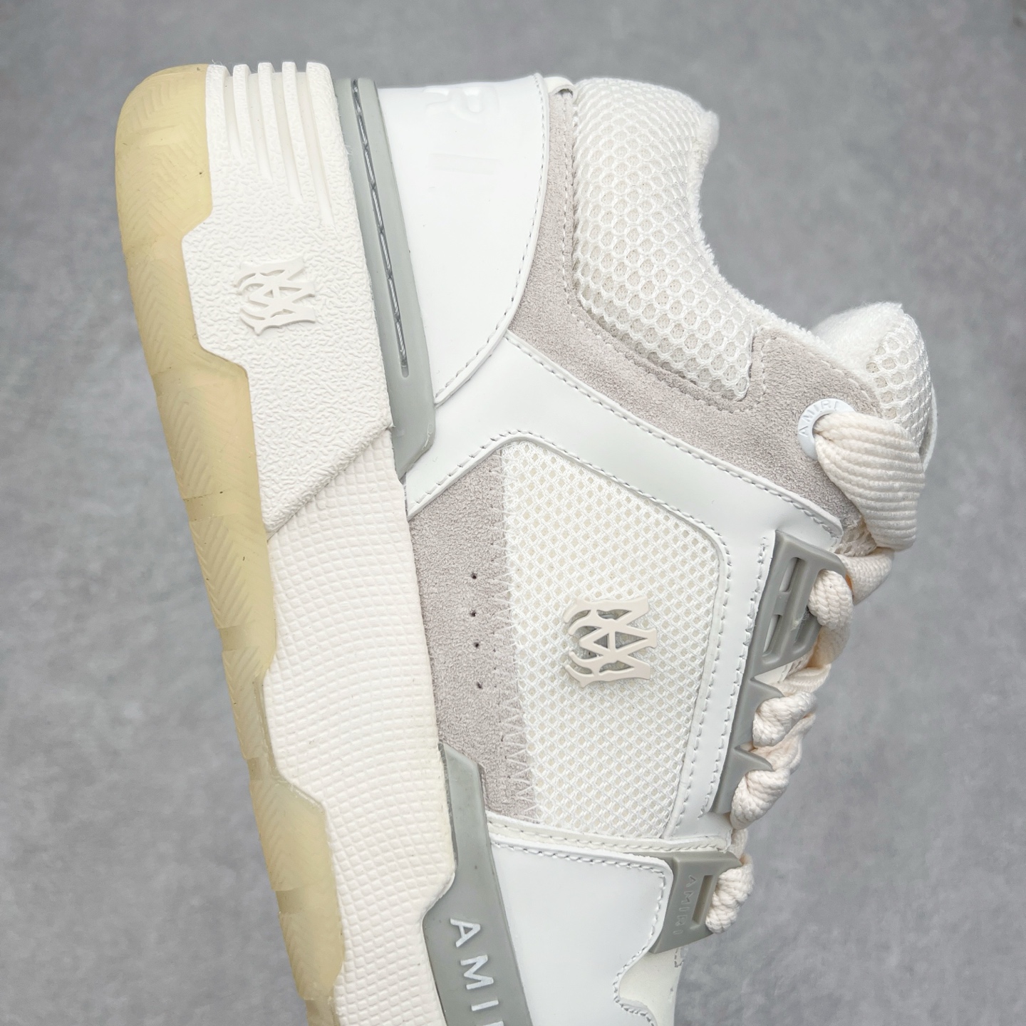 图片[6]-Lw22 Amiri 埃米尔 MA-1 情侣款面包鞋 原版购入开发 广东纯原大厂出品 做货 Amiri新一季放弃了摇滚朋克的风格 使用了大量不饱和色系 莫兰迪色调 无论是看到还是穿上 都是会让人非常身心愉悦 面包鞋的大鞋舌延续了下来 缩短了鞋身的长度 加厚了中底 鞋头部分更加圆润 Amiri的品牌字母和 MA标识出现在鞋身侧面 尺码： 38 39 40 41 42 43 44 45-选品中心