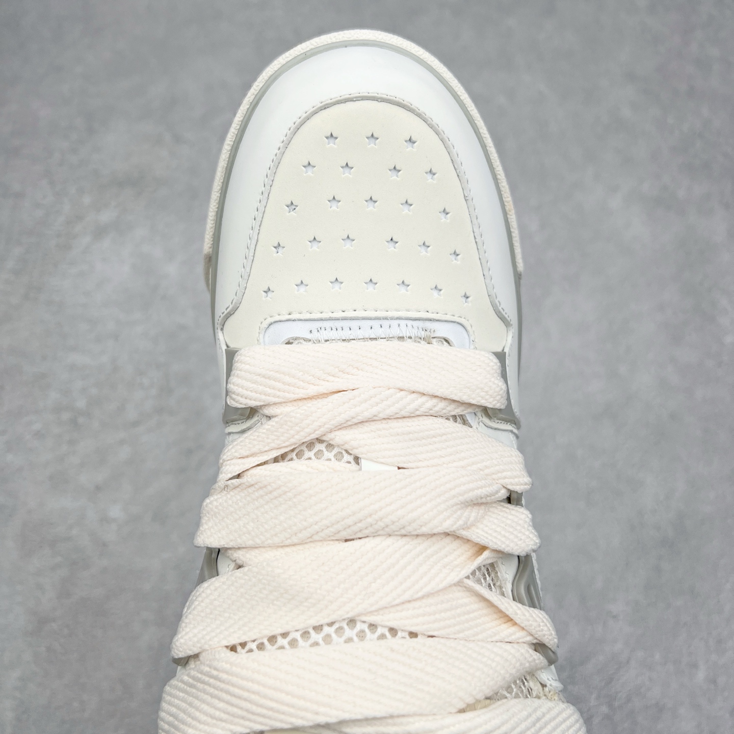 图片[4]-Lw22 Amiri 埃米尔 MA-1 情侣款面包鞋 原版购入开发 广东纯原大厂出品 做货 Amiri新一季放弃了摇滚朋克的风格 使用了大量不饱和色系 莫兰迪色调 无论是看到还是穿上 都是会让人非常身心愉悦 面包鞋的大鞋舌延续了下来 缩短了鞋身的长度 加厚了中底 鞋头部分更加圆润 Amiri的品牌字母和 MA标识出现在鞋身侧面 尺码： 38 39 40 41 42 43 44 45-选品中心