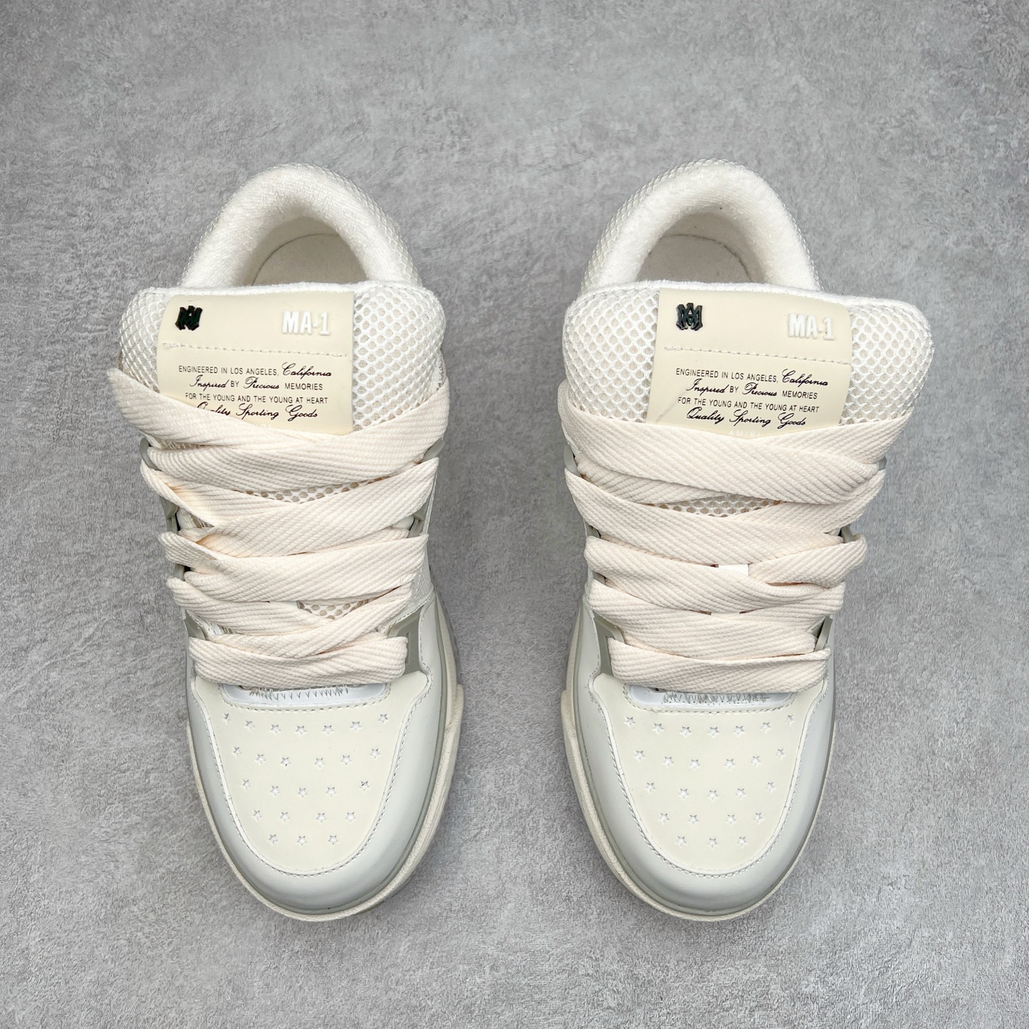 图片[2]-Lw22 Amiri 埃米尔 MA-1 情侣款面包鞋 原版购入开发 广东纯原大厂出品 做货 Amiri新一季放弃了摇滚朋克的风格 使用了大量不饱和色系 莫兰迪色调 无论是看到还是穿上 都是会让人非常身心愉悦 面包鞋的大鞋舌延续了下来 缩短了鞋身的长度 加厚了中底 鞋头部分更加圆润 Amiri的品牌字母和 MA标识出现在鞋身侧面 尺码： 38 39 40 41 42 43 44 45-选品中心