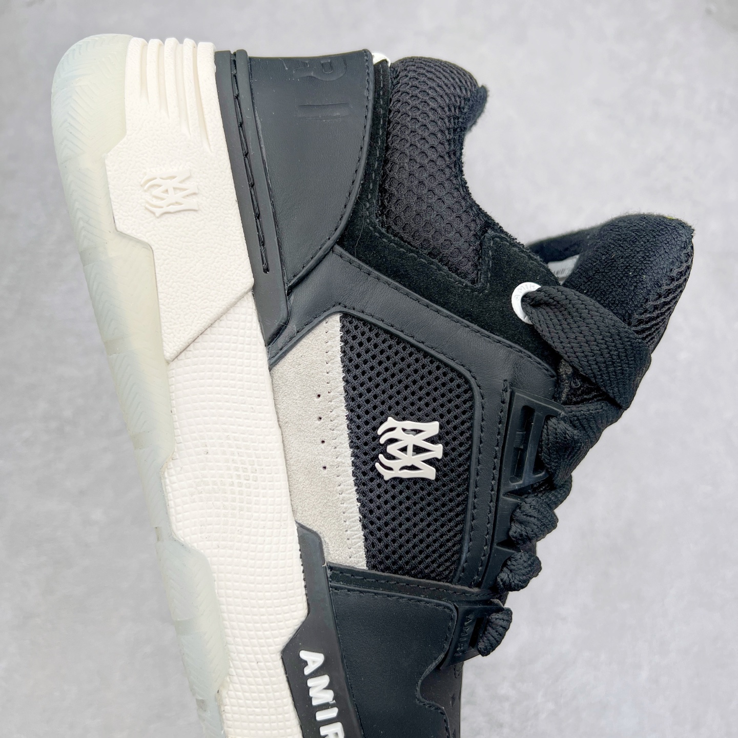 图片[6]-Lw22 Amiri 埃米尔 MA-1 情侣款面包鞋 原版购入开发 广东纯原大厂出品 做货 Amiri新一季放弃了摇滚朋克的风格 使用了大量不饱和色系 莫兰迪色调 无论是看到还是穿上 都是会让人非常身心愉悦 面包鞋的大鞋舌延续了下来 缩短了鞋身的长度 加厚了中底 鞋头部分更加圆润 Amiri的品牌字母和 MA标识出现在鞋身侧面 尺码： 38 39 40 41 42 43 44 45-选品中心