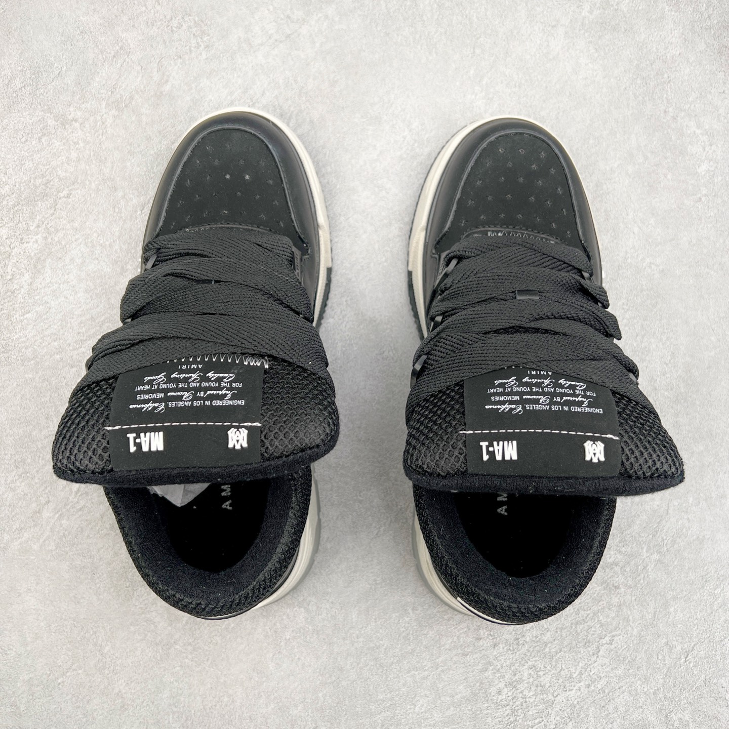 图片[3]-Lw22 Amiri 埃米尔 MA-1 情侣款面包鞋 原版购入开发 广东纯原大厂出品 做货 Amiri新一季放弃了摇滚朋克的风格 使用了大量不饱和色系 莫兰迪色调 无论是看到还是穿上 都是会让人非常身心愉悦 面包鞋的大鞋舌延续了下来 缩短了鞋身的长度 加厚了中底 鞋头部分更加圆润 Amiri的品牌字母和 MA标识出现在鞋身侧面 尺码： 38 39 40 41 42 43 44 45-选品中心