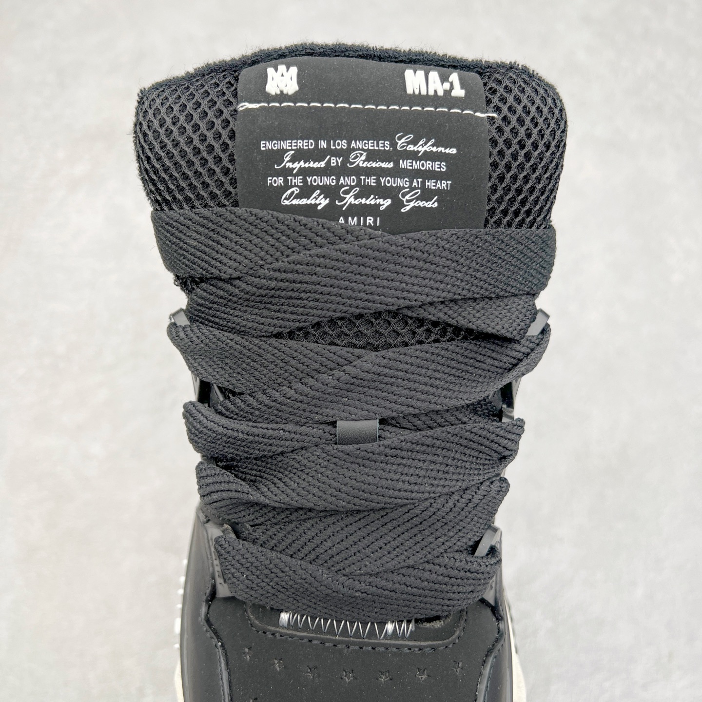 图片[5]-Lw22 Amiri 埃米尔 MA-1 情侣款面包鞋 原版购入开发 广东纯原大厂出品 做货 Amiri新一季放弃了摇滚朋克的风格 使用了大量不饱和色系 莫兰迪色调 无论是看到还是穿上 都是会让人非常身心愉悦 面包鞋的大鞋舌延续了下来 缩短了鞋身的长度 加厚了中底 鞋头部分更加圆润 Amiri的品牌字母和 MA标识出现在鞋身侧面 尺码： 38 39 40 41 42 43 44 45-选品中心