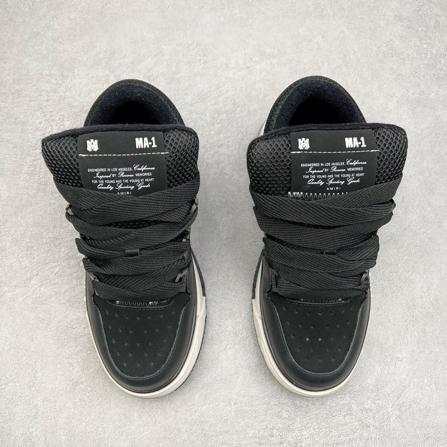 图片[2]-Lw22 Amiri 埃米尔 MA-1 情侣款面包鞋 原版购入开发 广东纯原大厂出品 做货 Amiri新一季放弃了摇滚朋克的风格 使用了大量不饱和色系 莫兰迪色调 无论是看到还是穿上 都是会让人非常身心愉悦 面包鞋的大鞋舌延续了下来 缩短了鞋身的长度 加厚了中底 鞋头部分更加圆润 Amiri的品牌字母和 MA标识出现在鞋身侧面 尺码： 38 39 40 41 42 43 44 45-选品中心