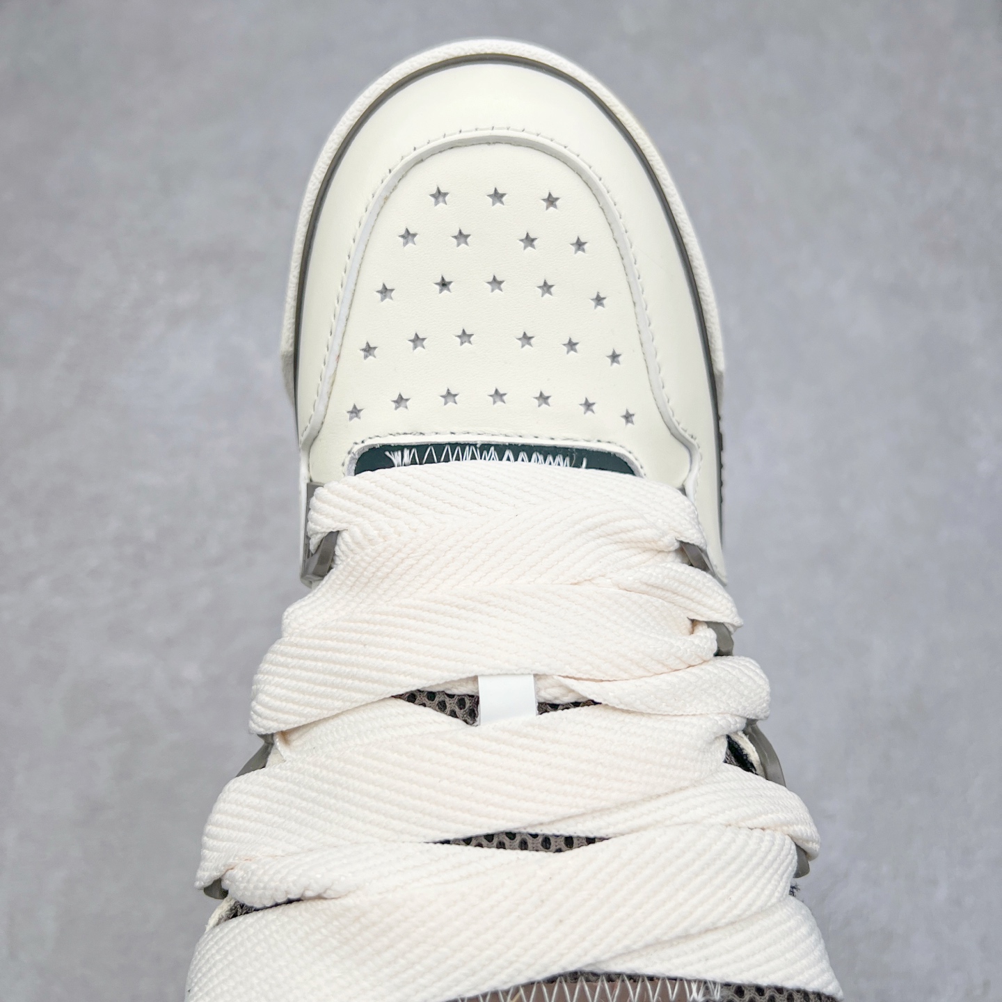 图片[4]-Lw22 Amiri 埃米尔 MA-1 情侣款面包鞋 原版购入开发 广东纯原大厂出品 做货 Amiri新一季放弃了摇滚朋克的风格 使用了大量不饱和色系 莫兰迪色调 无论是看到还是穿上 都是会让人非常身心愉悦 面包鞋的大鞋舌延续了下来 缩短了鞋身的长度 加厚了中底 鞋头部分更加圆润 Amiri的品牌字母和 MA标识出现在鞋身侧面 尺码： 38 39 40 41 42 43 44 45-选品中心