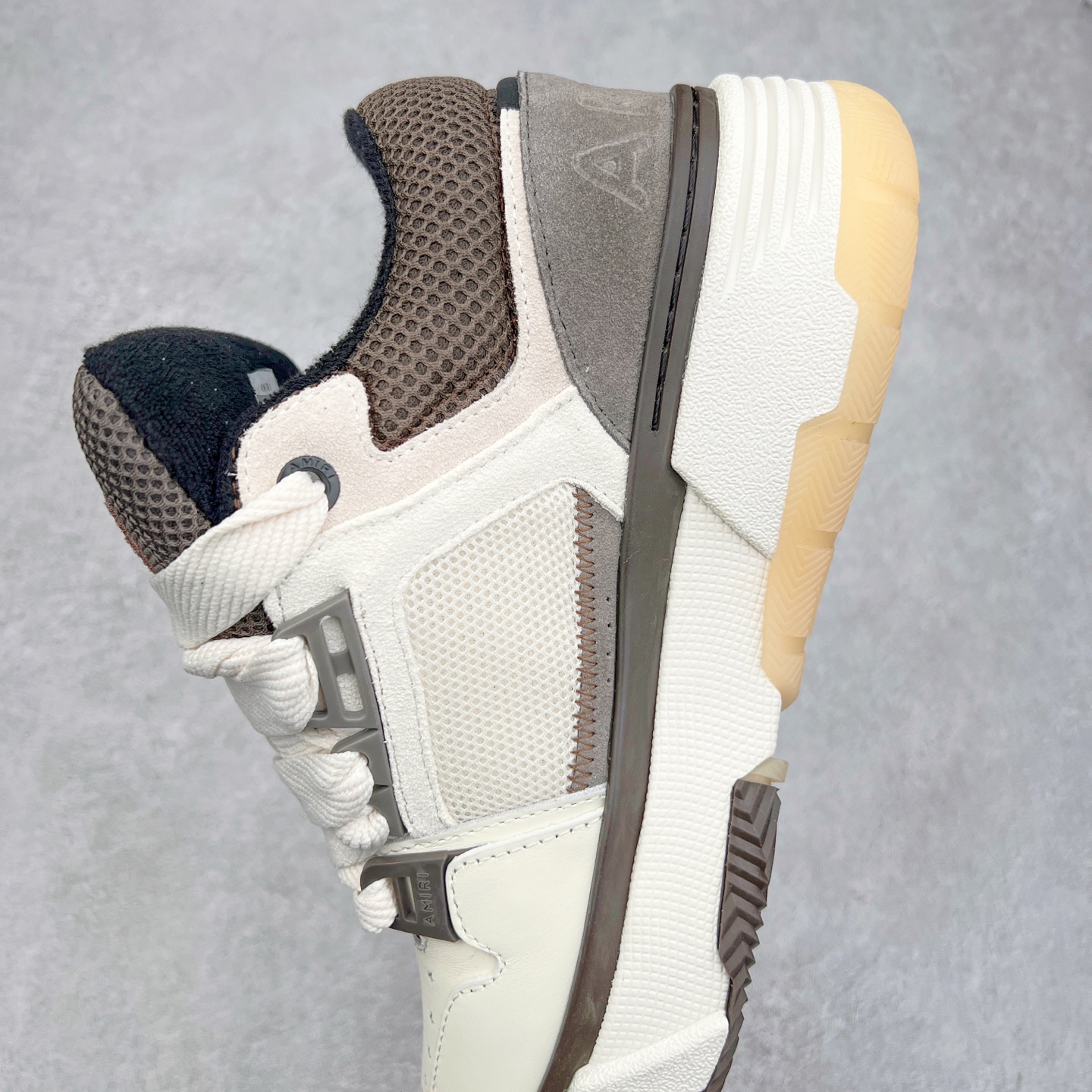 图片[7]-Lw22 Amiri 埃米尔 MA-1 情侣款面包鞋 原版购入开发 广东纯原大厂出品 做货 Amiri新一季放弃了摇滚朋克的风格 使用了大量不饱和色系 莫兰迪色调 无论是看到还是穿上 都是会让人非常身心愉悦 面包鞋的大鞋舌延续了下来 缩短了鞋身的长度 加厚了中底 鞋头部分更加圆润 Amiri的品牌字母和 MA标识出现在鞋身侧面 尺码： 38 39 40 41 42 43 44 45-选品中心