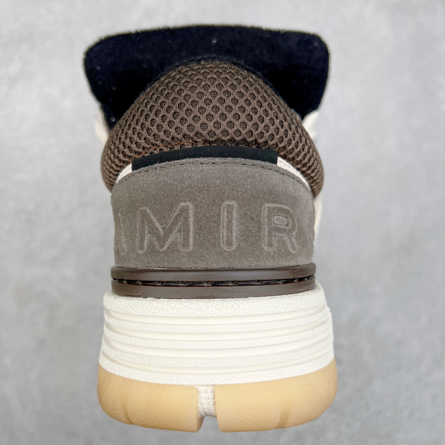 图片[8]-Lw22 Amiri 埃米尔 MA-1 情侣款面包鞋 原版购入开发 广东纯原大厂出品 做货 Amiri新一季放弃了摇滚朋克的风格 使用了大量不饱和色系 莫兰迪色调 无论是看到还是穿上 都是会让人非常身心愉悦 面包鞋的大鞋舌延续了下来 缩短了鞋身的长度 加厚了中底 鞋头部分更加圆润 Amiri的品牌字母和 MA标识出现在鞋身侧面 尺码： 38 39 40 41 42 43 44 45-选品中心