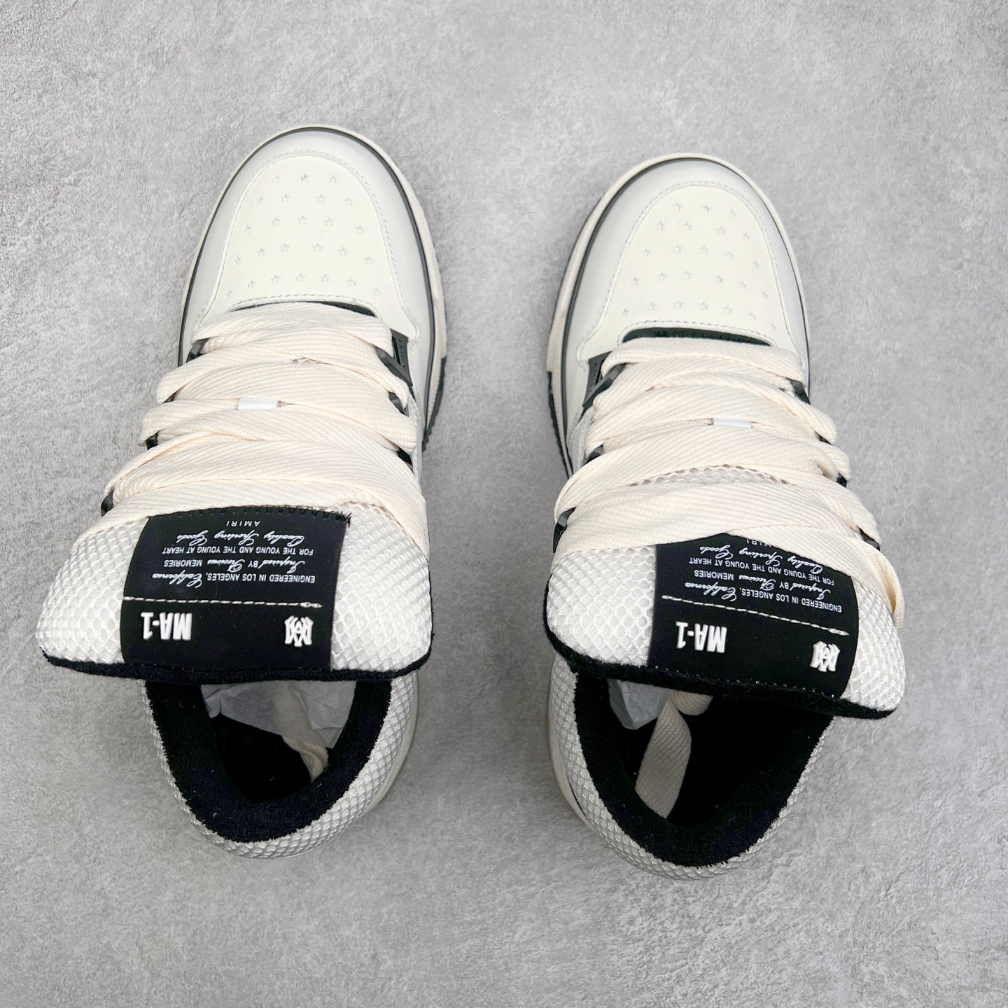 图片[3]-Lw22 Amiri 埃米尔 MA-1 情侣款面包鞋 原版购入开发 广东纯原大厂出品 做货 Amiri新一季放弃了摇滚朋克的风格 使用了大量不饱和色系 莫兰迪色调 无论是看到还是穿上 都是会让人非常身心愉悦 面包鞋的大鞋舌延续了下来 缩短了鞋身的长度 加厚了中底 鞋头部分更加圆润 Amiri的品牌字母和 MA标识出现在鞋身侧面 尺码： 38 39 40 41 42 43 44 45-选品中心