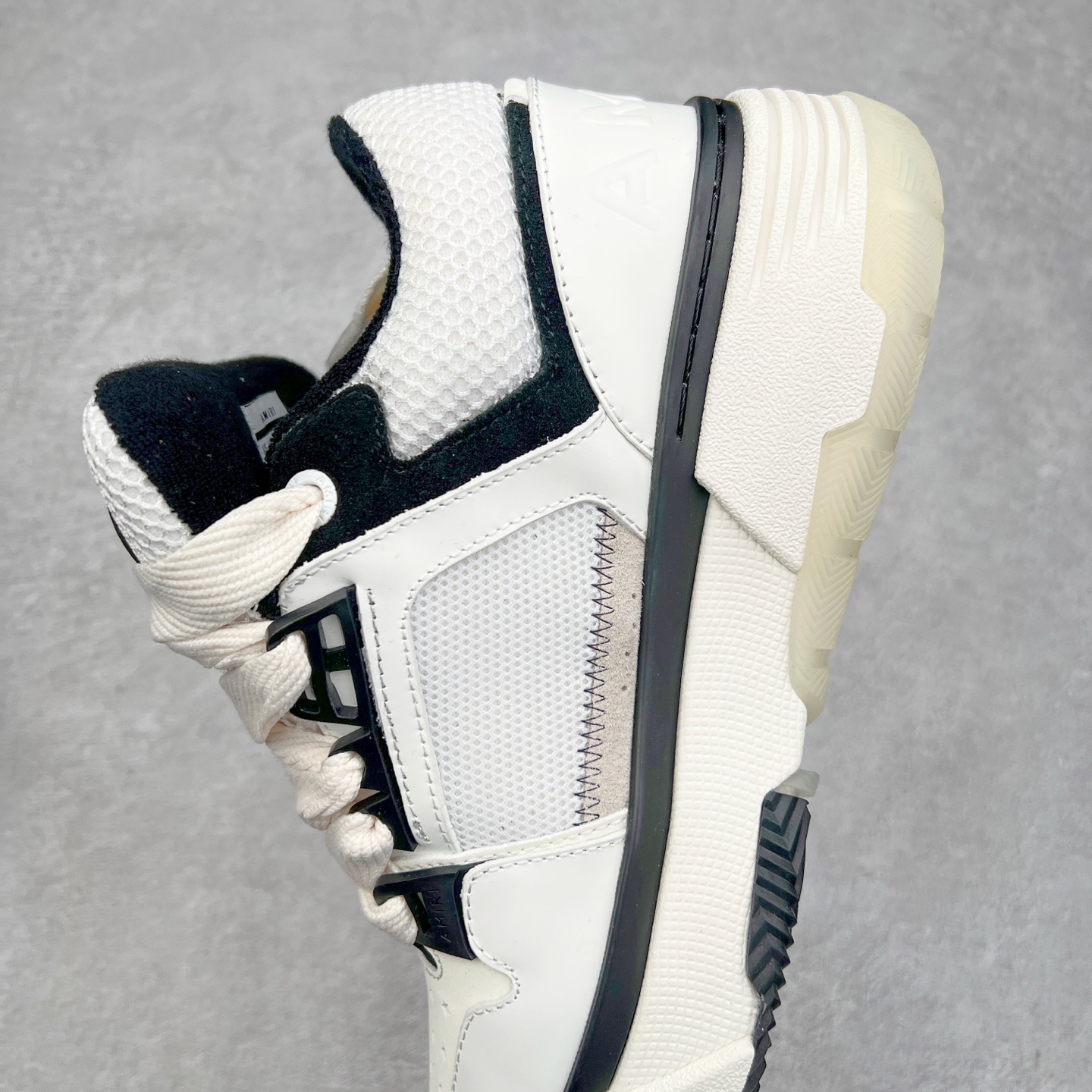 图片[7]-Lw22 Amiri 埃米尔 MA-1 情侣款面包鞋 原版购入开发 广东纯原大厂出品 做货 Amiri新一季放弃了摇滚朋克的风格 使用了大量不饱和色系 莫兰迪色调 无论是看到还是穿上 都是会让人非常身心愉悦 面包鞋的大鞋舌延续了下来 缩短了鞋身的长度 加厚了中底 鞋头部分更加圆润 Amiri的品牌字母和 MA标识出现在鞋身侧面 尺码： 38 39 40 41 42 43 44 45-选品中心