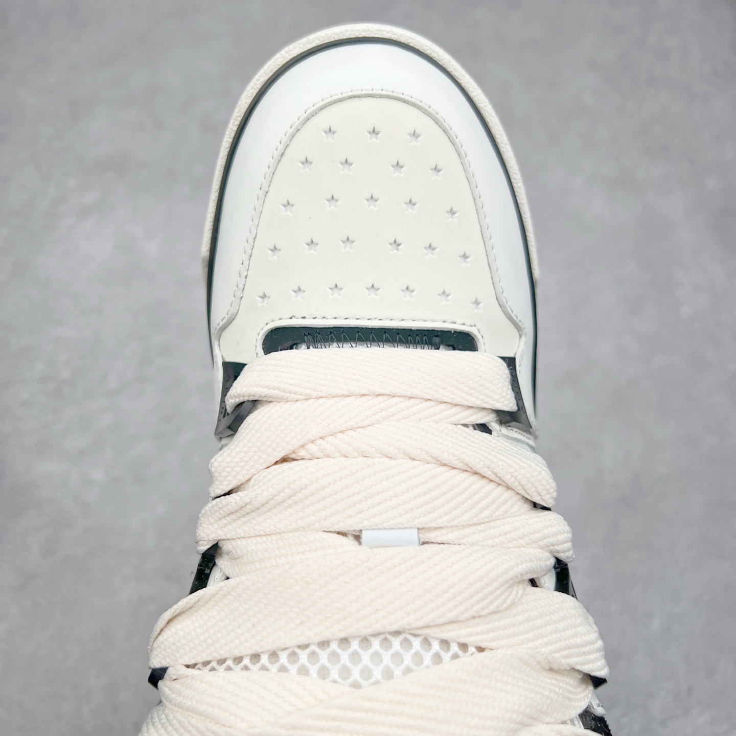 图片[4]-Lw22 Amiri 埃米尔 MA-1 情侣款面包鞋 原版购入开发 广东纯原大厂出品 做货 Amiri新一季放弃了摇滚朋克的风格 使用了大量不饱和色系 莫兰迪色调 无论是看到还是穿上 都是会让人非常身心愉悦 面包鞋的大鞋舌延续了下来 缩短了鞋身的长度 加厚了中底 鞋头部分更加圆润 Amiri的品牌字母和 MA标识出现在鞋身侧面 尺码： 38 39 40 41 42 43 44 45-选品中心