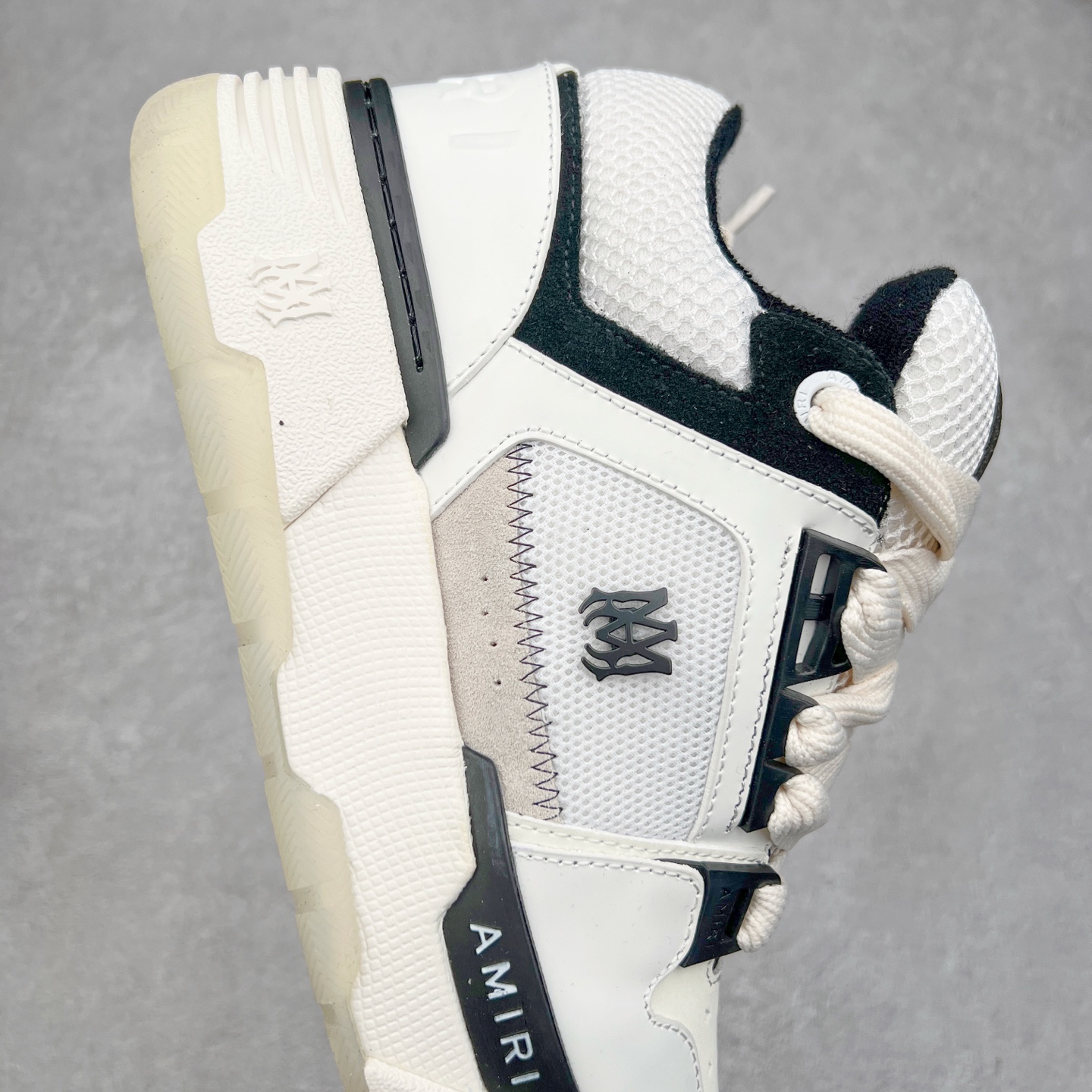 图片[6]-Lw22 Amiri 埃米尔 MA-1 情侣款面包鞋 原版购入开发 广东纯原大厂出品 做货 Amiri新一季放弃了摇滚朋克的风格 使用了大量不饱和色系 莫兰迪色调 无论是看到还是穿上 都是会让人非常身心愉悦 面包鞋的大鞋舌延续了下来 缩短了鞋身的长度 加厚了中底 鞋头部分更加圆润 Amiri的品牌字母和 MA标识出现在鞋身侧面 尺码： 38 39 40 41 42 43 44 45-选品中心