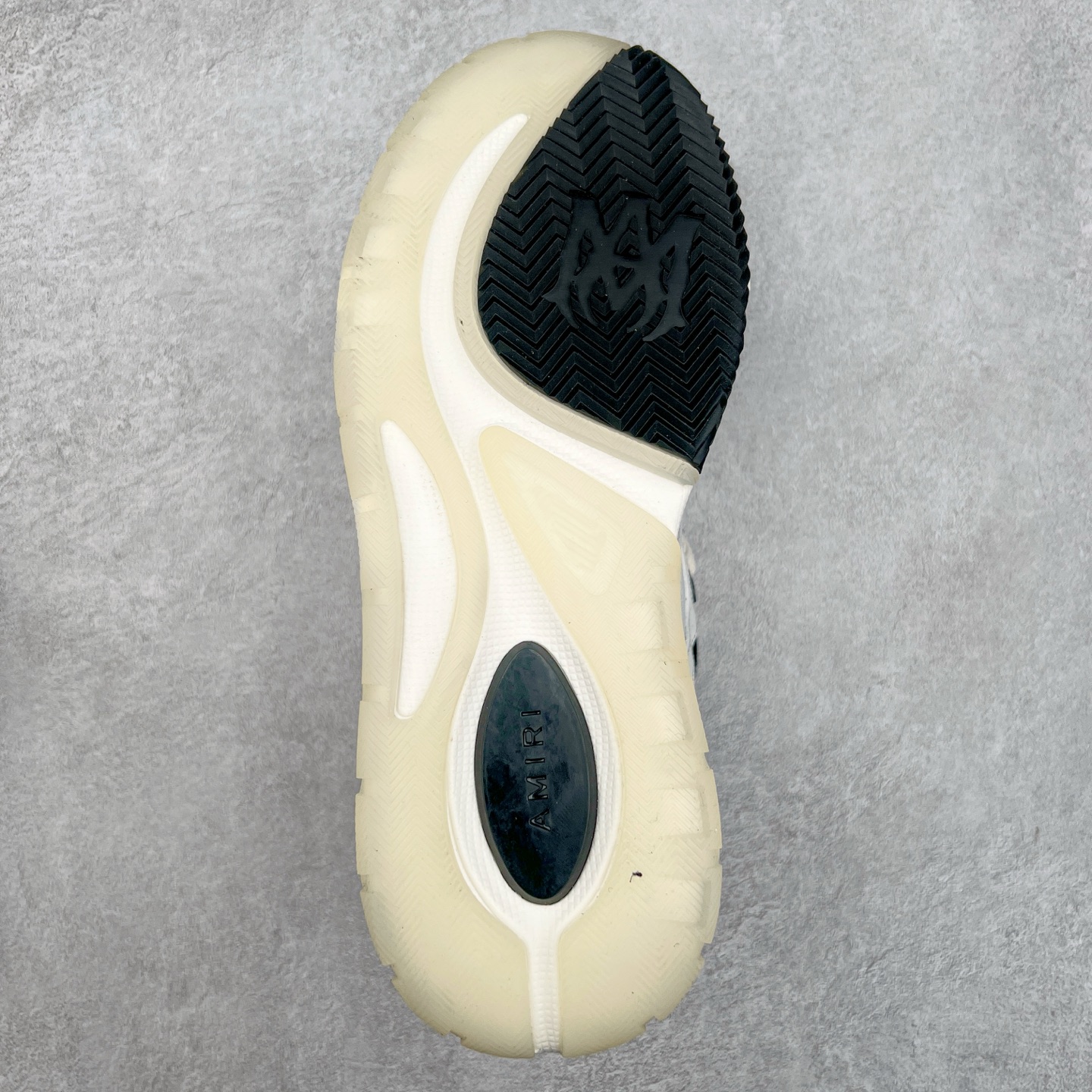 图片[9]-Lw22 Amiri 埃米尔 MA-1 情侣款面包鞋 原版购入开发 广东纯原大厂出品 做货 Amiri新一季放弃了摇滚朋克的风格 使用了大量不饱和色系 莫兰迪色调 无论是看到还是穿上 都是会让人非常身心愉悦 面包鞋的大鞋舌延续了下来 缩短了鞋身的长度 加厚了中底 鞋头部分更加圆润 Amiri的品牌字母和 MA标识出现在鞋身侧面 尺码： 38 39 40 41 42 43 44 45-选品中心