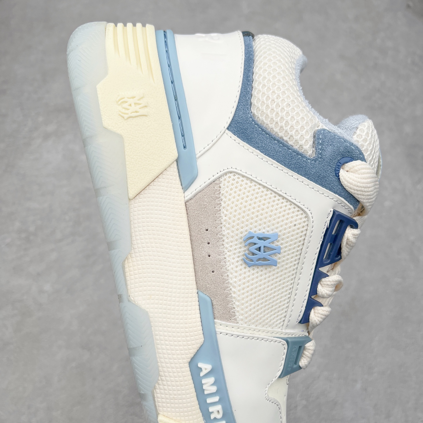 图片[6]-Lw22 Amiri 埃米尔 MA-1 情侣款面包鞋 原版购入开发 广东纯原大厂出品 做货 Amiri新一季放弃了摇滚朋克的风格 使用了大量不饱和色系 莫兰迪色调 无论是看到还是穿上 都是会让人非常身心愉悦 面包鞋的大鞋舌延续了下来 缩短了鞋身的长度 加厚了中底 鞋头部分更加圆润 Amiri的品牌字母和 MA标识出现在鞋身侧面 尺码： 38 39 40 41 42 43 44 45-选品中心