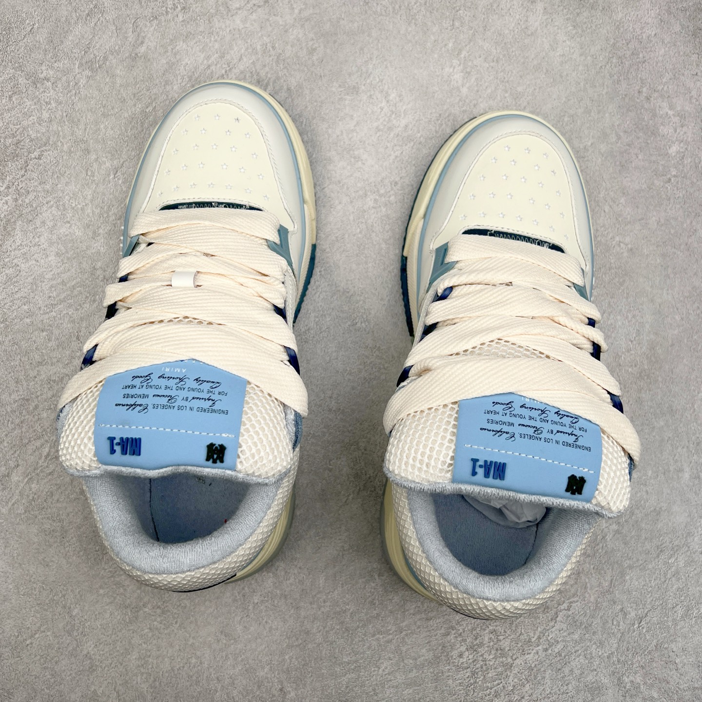 图片[3]-Lw22 Amiri 埃米尔 MA-1 情侣款面包鞋 原版购入开发 广东纯原大厂出品 做货 Amiri新一季放弃了摇滚朋克的风格 使用了大量不饱和色系 莫兰迪色调 无论是看到还是穿上 都是会让人非常身心愉悦 面包鞋的大鞋舌延续了下来 缩短了鞋身的长度 加厚了中底 鞋头部分更加圆润 Amiri的品牌字母和 MA标识出现在鞋身侧面 尺码： 38 39 40 41 42 43 44 45-选品中心