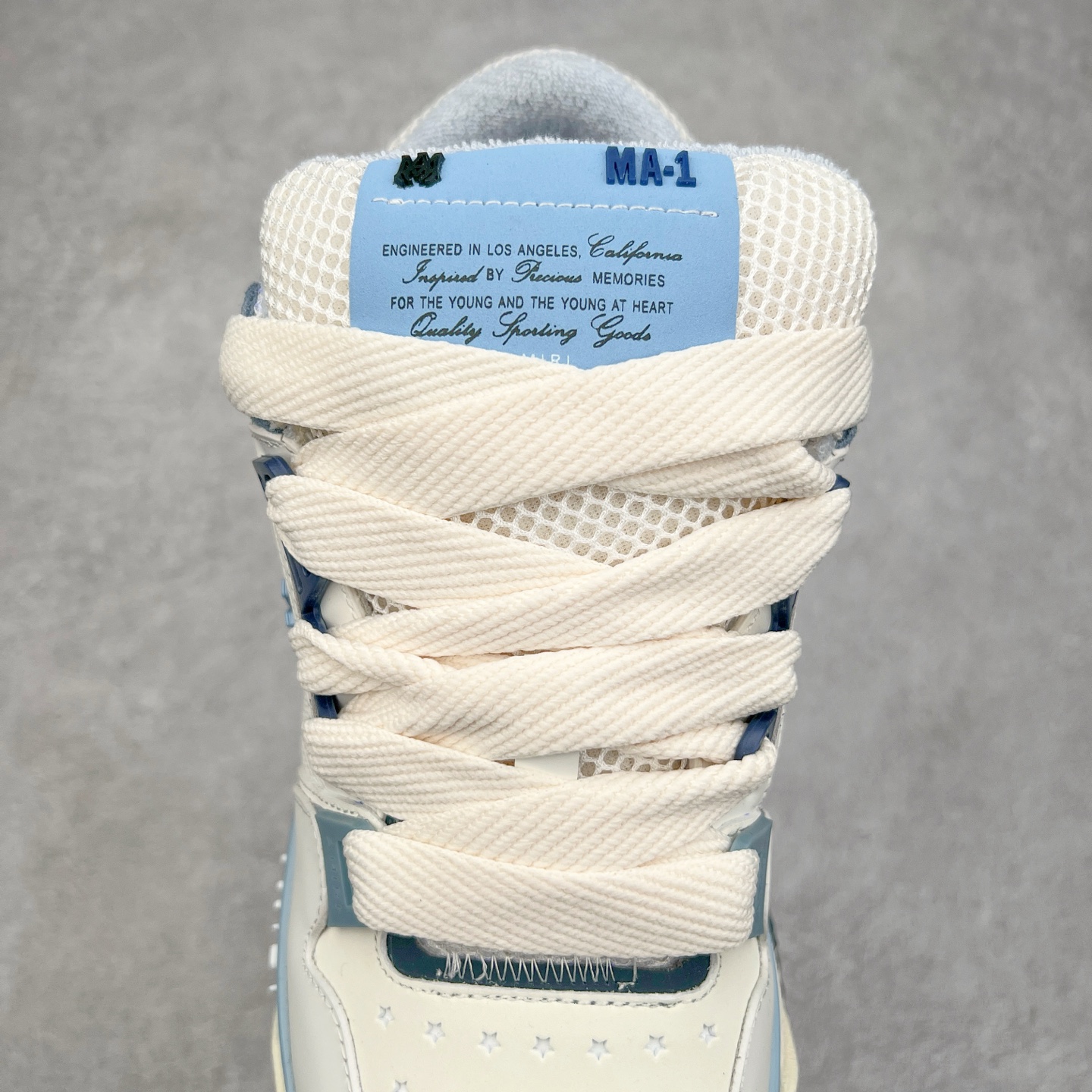 图片[5]-Lw22 Amiri 埃米尔 MA-1 情侣款面包鞋 原版购入开发 广东纯原大厂出品 做货 Amiri新一季放弃了摇滚朋克的风格 使用了大量不饱和色系 莫兰迪色调 无论是看到还是穿上 都是会让人非常身心愉悦 面包鞋的大鞋舌延续了下来 缩短了鞋身的长度 加厚了中底 鞋头部分更加圆润 Amiri的品牌字母和 MA标识出现在鞋身侧面 尺码： 38 39 40 41 42 43 44 45-选品中心