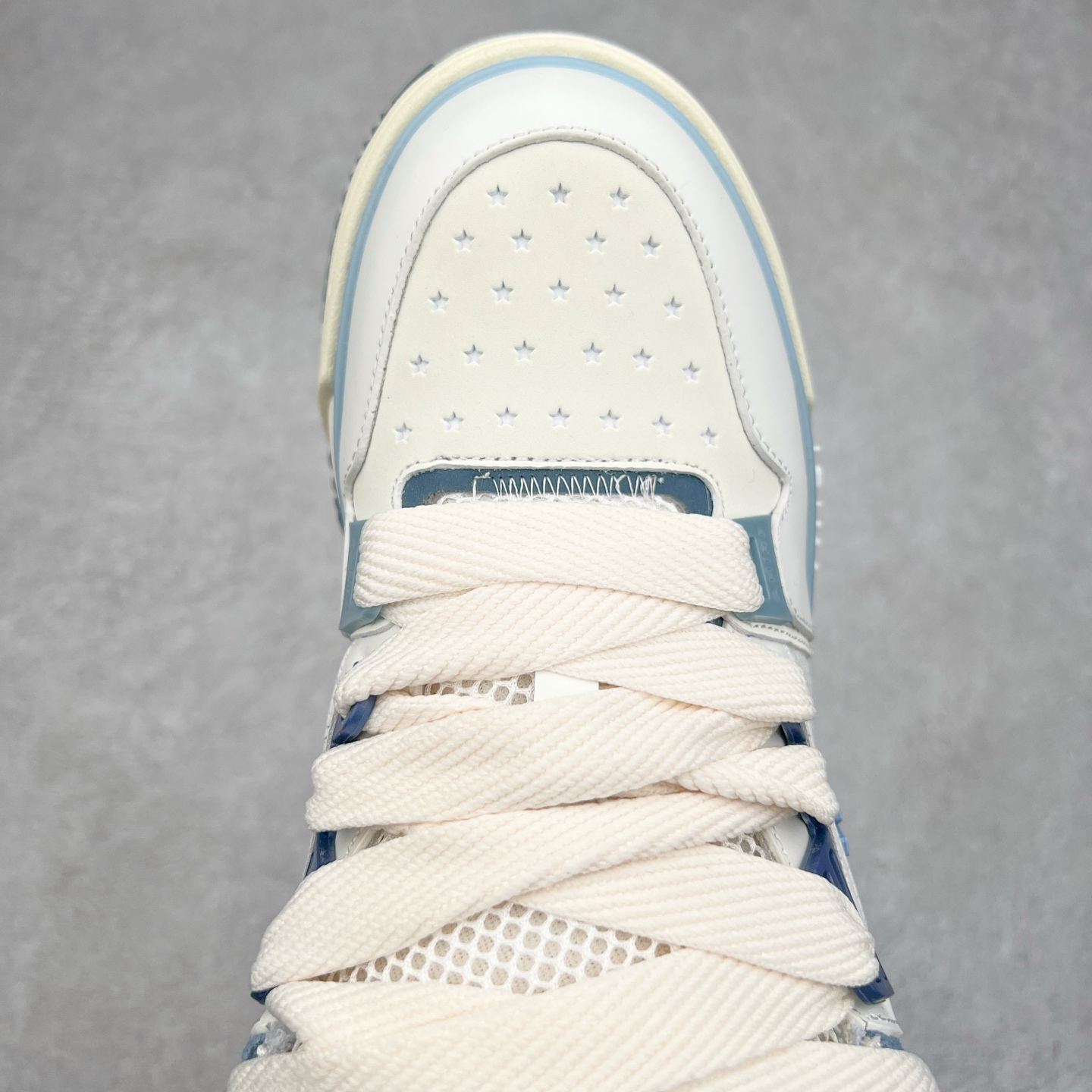 图片[4]-Lw22 Amiri 埃米尔 MA-1 情侣款面包鞋 原版购入开发 广东纯原大厂出品 做货 Amiri新一季放弃了摇滚朋克的风格 使用了大量不饱和色系 莫兰迪色调 无论是看到还是穿上 都是会让人非常身心愉悦 面包鞋的大鞋舌延续了下来 缩短了鞋身的长度 加厚了中底 鞋头部分更加圆润 Amiri的品牌字母和 MA标识出现在鞋身侧面 尺码： 38 39 40 41 42 43 44 45-选品中心