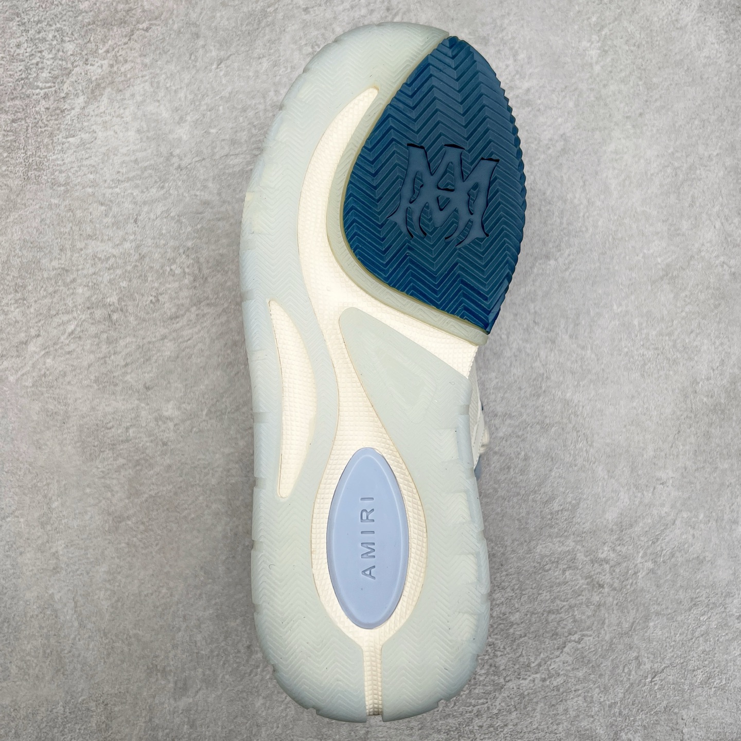 图片[9]-Lw22 Amiri 埃米尔 MA-1 情侣款面包鞋 原版购入开发 广东纯原大厂出品 做货 Amiri新一季放弃了摇滚朋克的风格 使用了大量不饱和色系 莫兰迪色调 无论是看到还是穿上 都是会让人非常身心愉悦 面包鞋的大鞋舌延续了下来 缩短了鞋身的长度 加厚了中底 鞋头部分更加圆润 Amiri的品牌字母和 MA标识出现在鞋身侧面 尺码： 38 39 40 41 42 43 44 45-选品中心