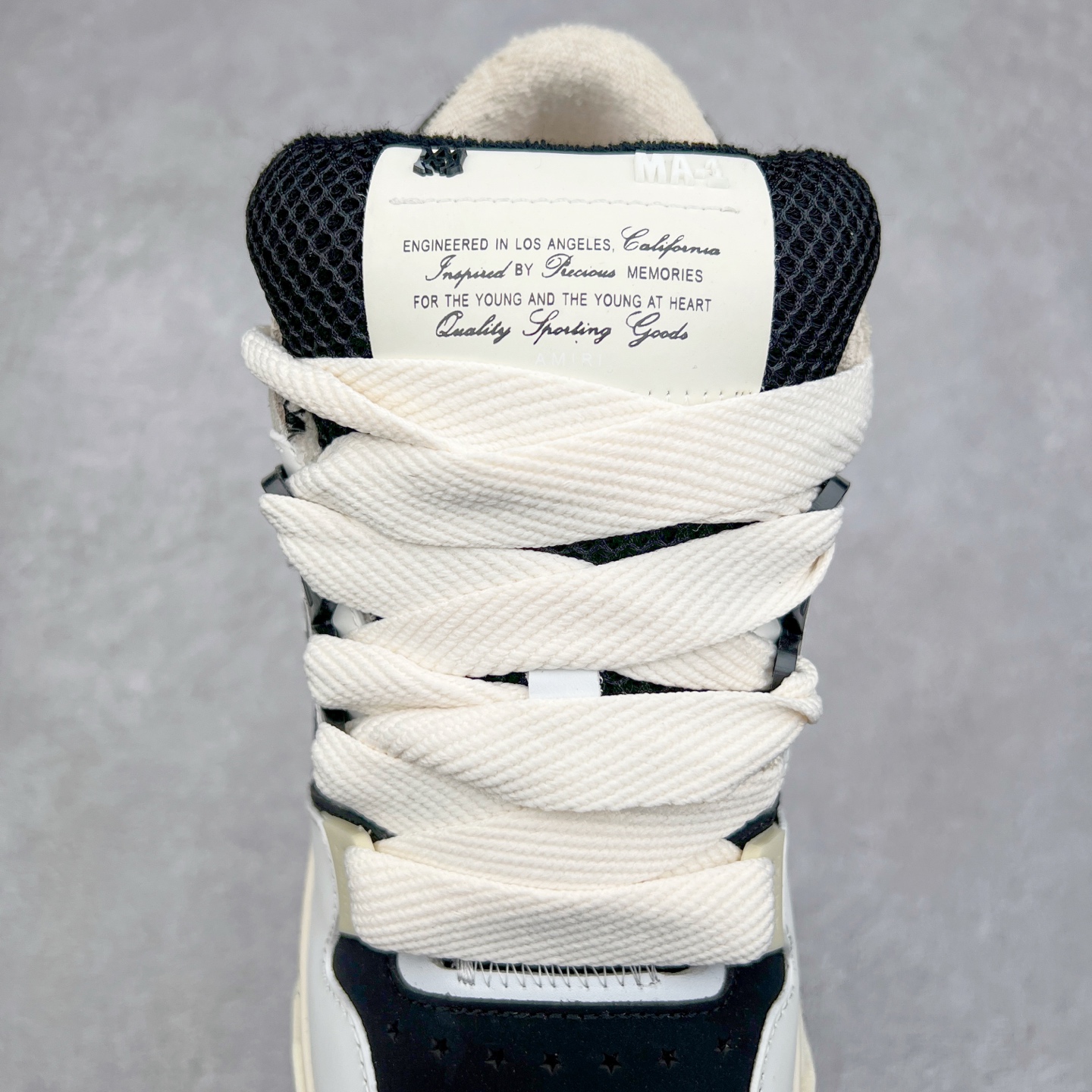 图片[5]-Lw22 Amiri 埃米尔 MA-1 情侣款面包鞋 原版购入开发 广东纯原大厂出品 做货 Amiri新一季放弃了摇滚朋克的风格 使用了大量不饱和色系 莫兰迪色调 无论是看到还是穿上 都是会让人非常身心愉悦 面包鞋的大鞋舌延续了下来 缩短了鞋身的长度 加厚了中底 鞋头部分更加圆润 Amiri的品牌字母和 MA标识出现在鞋身侧面 尺码： 38 39 40 41 42 43 44 45-选品中心